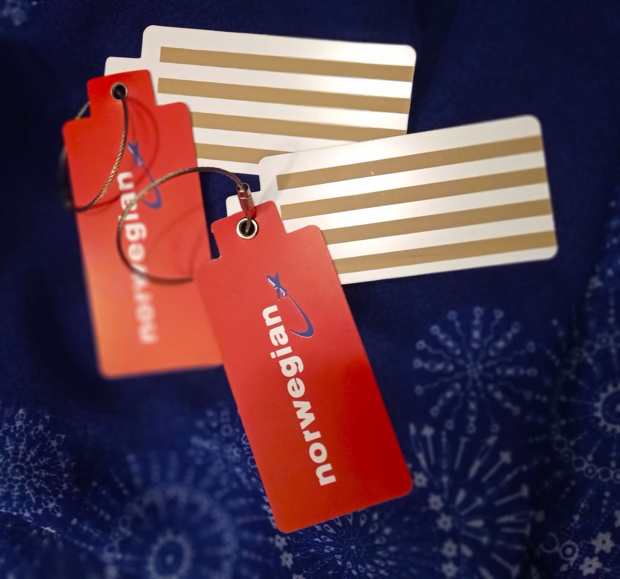 Norwegian bagagebrickor, röda, 2 st, plast, oanvändna