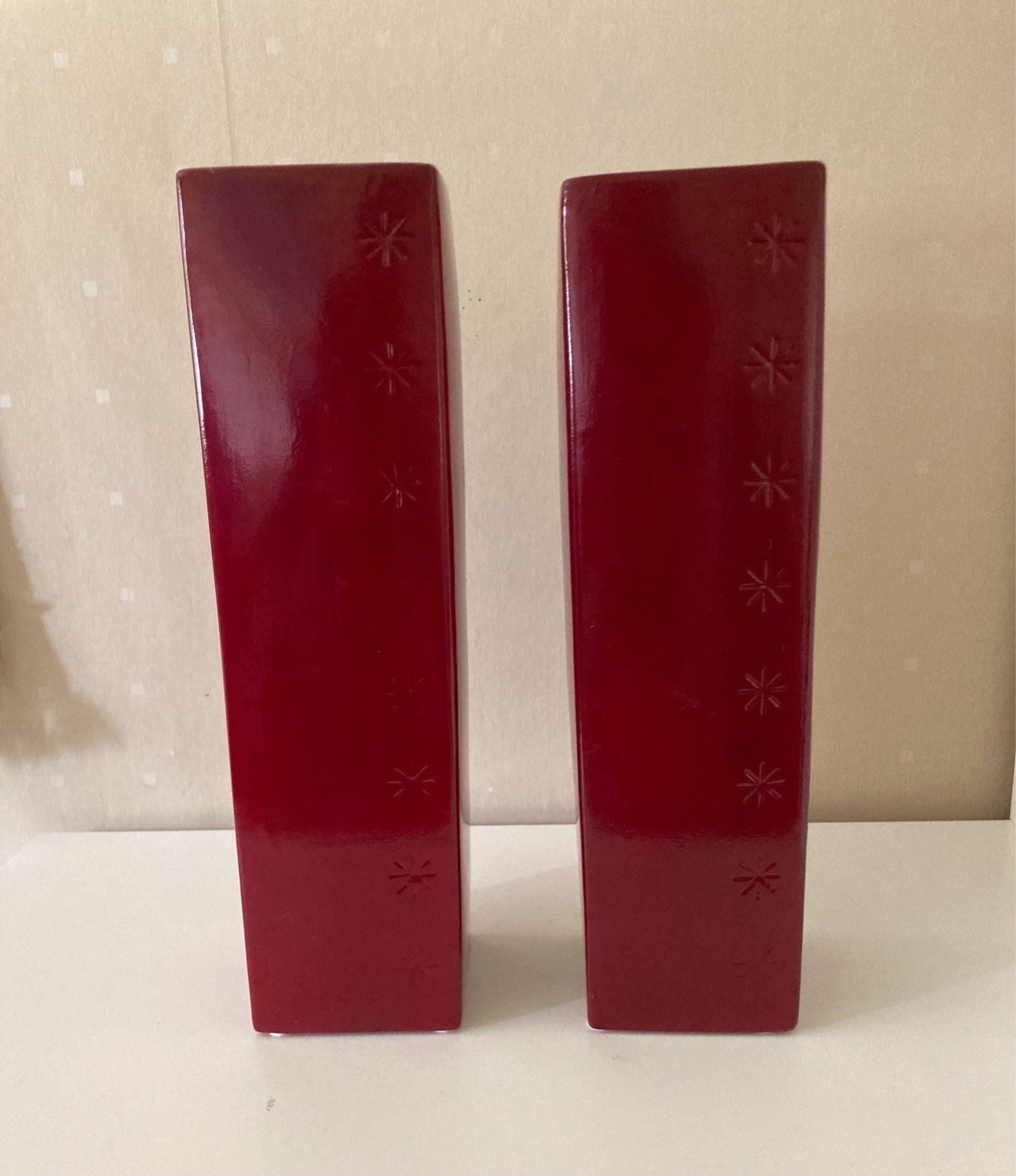 Två röda ytterfoder