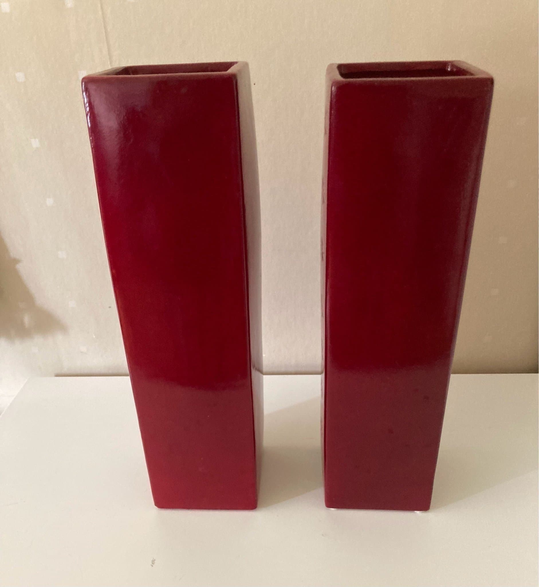 Två röda ytterfoder