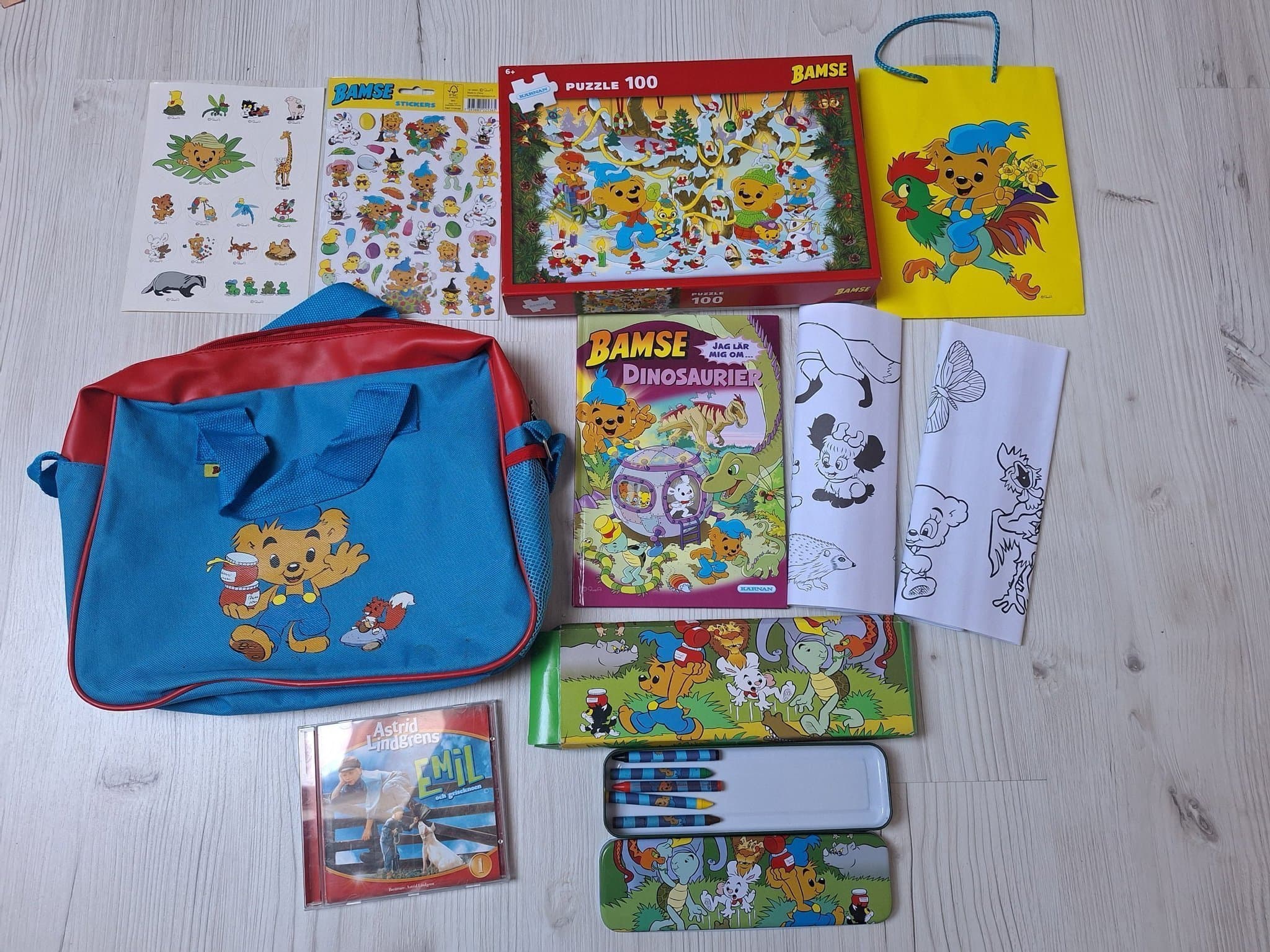Bamse-paket med väska, pussel, pysselbok, kritor och mer