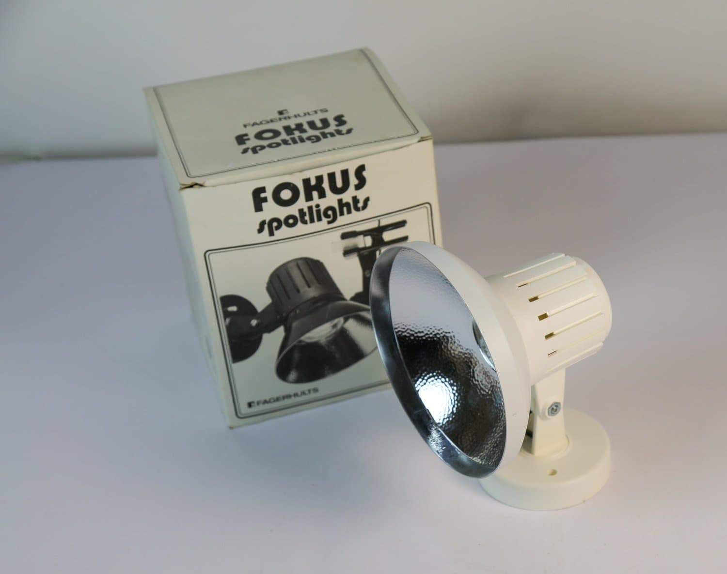 Oanvänd! Vägglampa Spotlight, Fagerhult Fokus 74085, Svensk Design 80-tal.