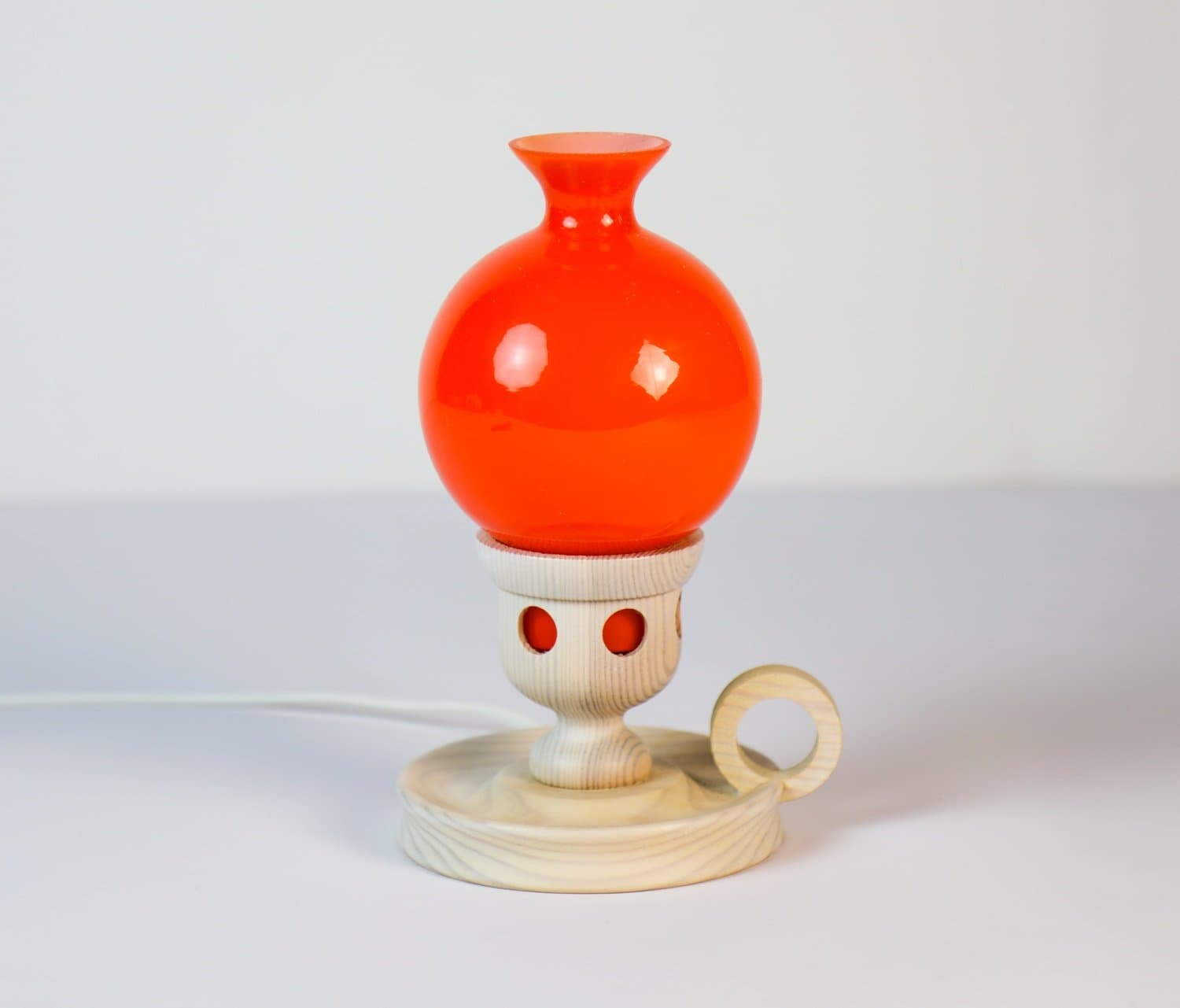 Bordslampa, Flygsfors och Markslöjd, orange glas, vitbetsad furu, oanvänt 1970