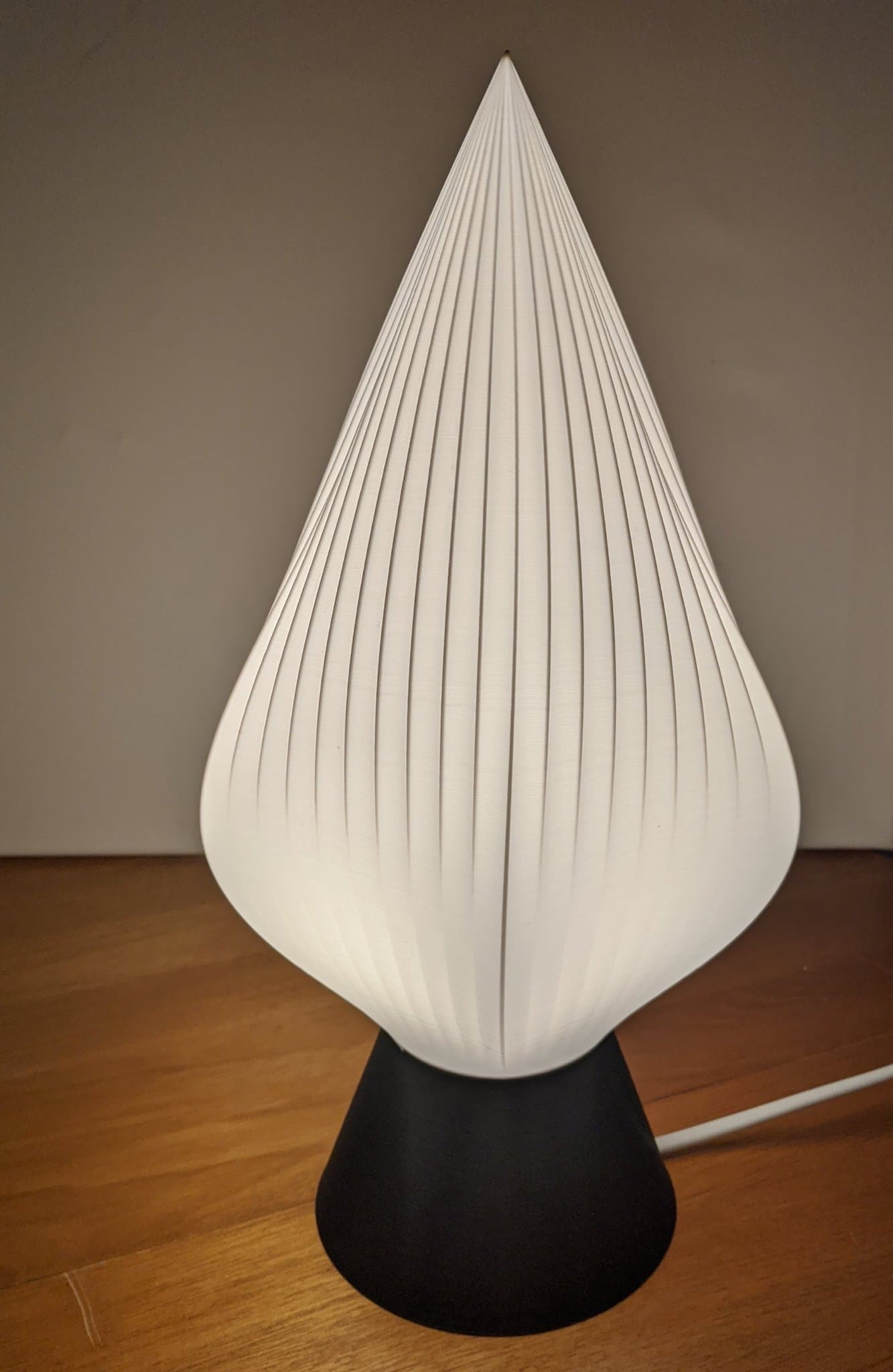 Bordslampa "Paintbrush" i unik design, vit