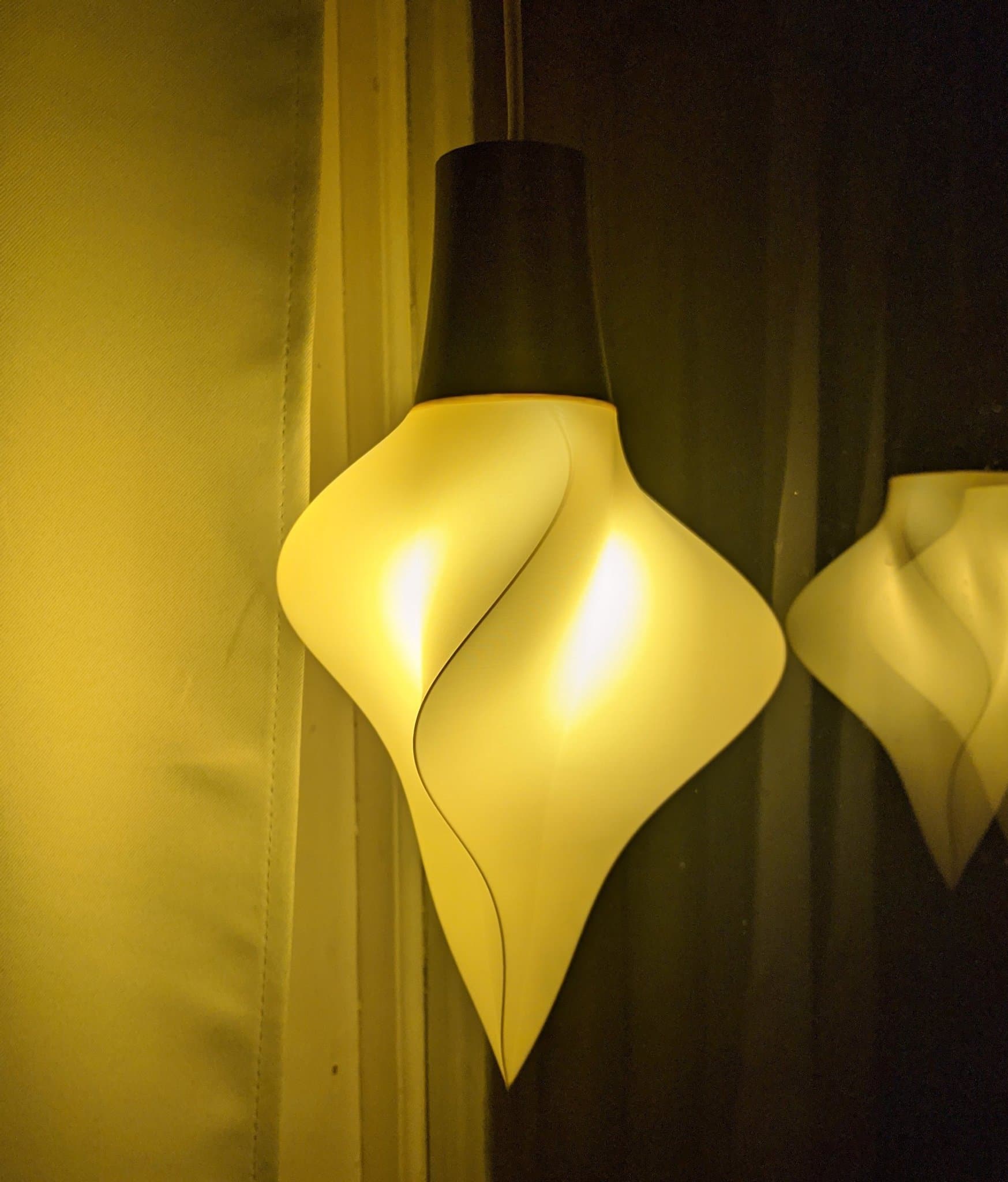 Fönsterlampa "Turbulence" i unik design, gul