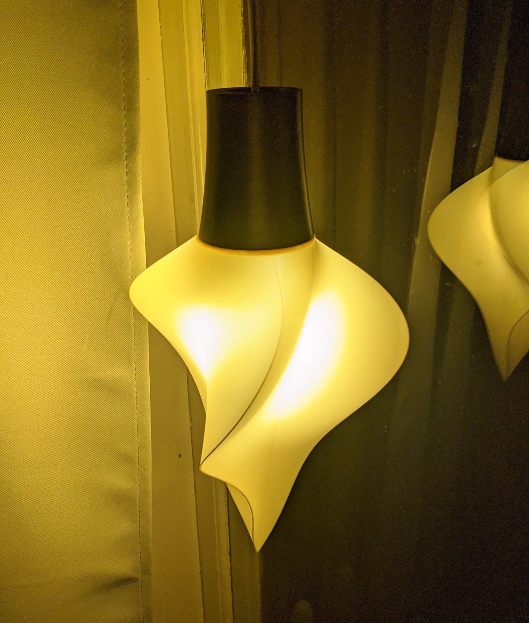 Fönsterlampa "Turbulence" i unik design, gul