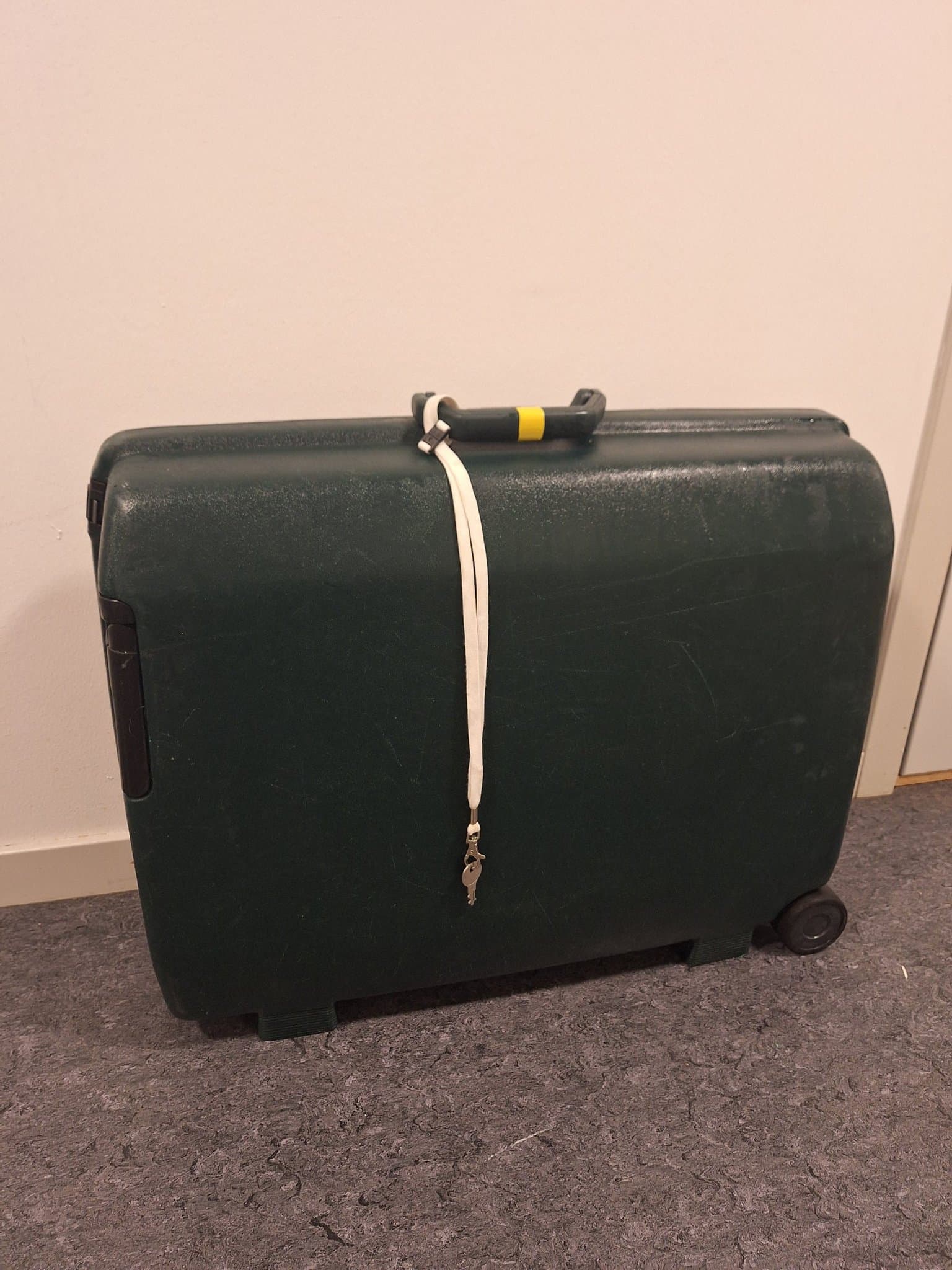 Resväska med lås American Tourister 65x45x23