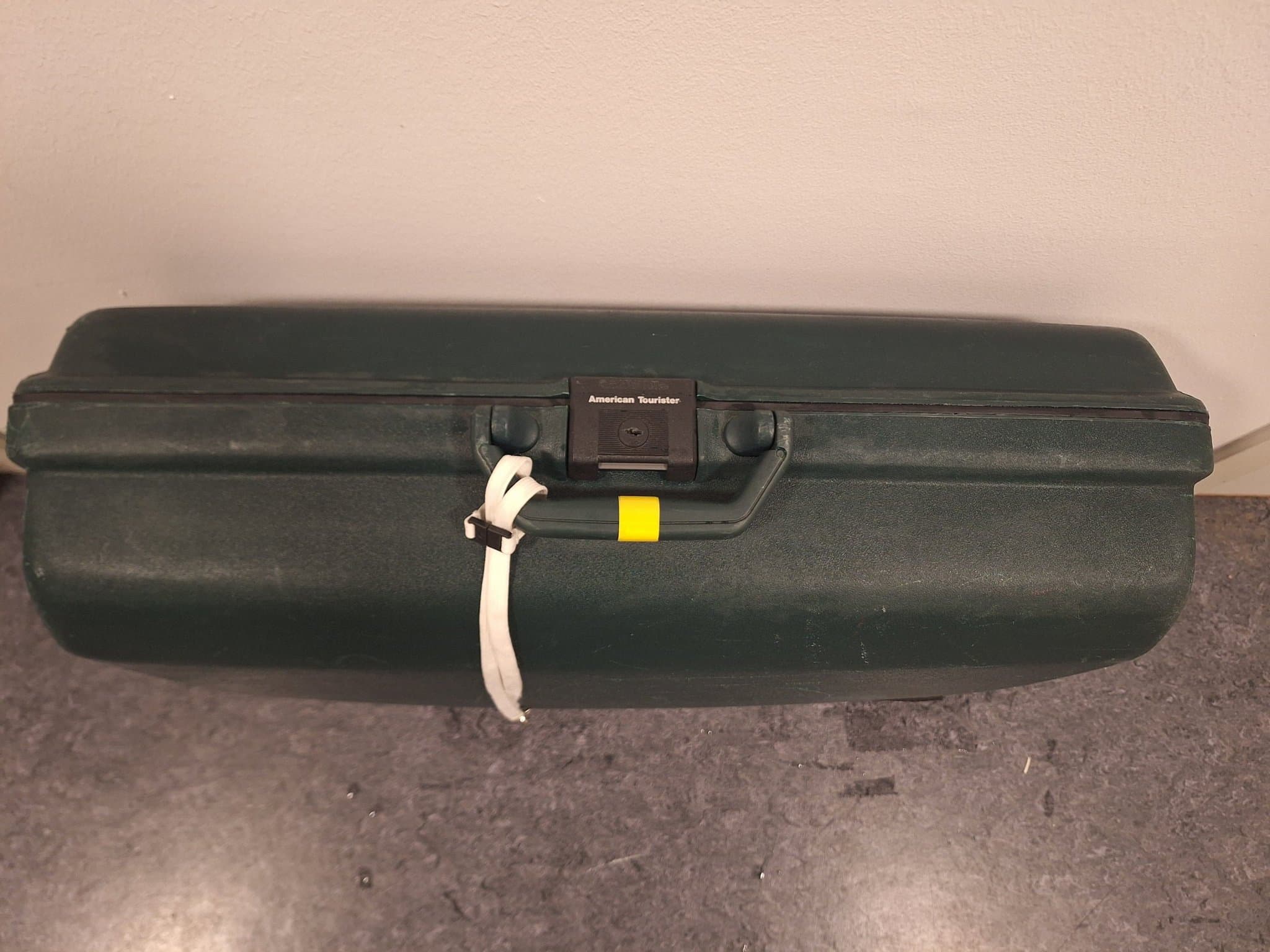 Resväska med lås American Tourister 65x45x23