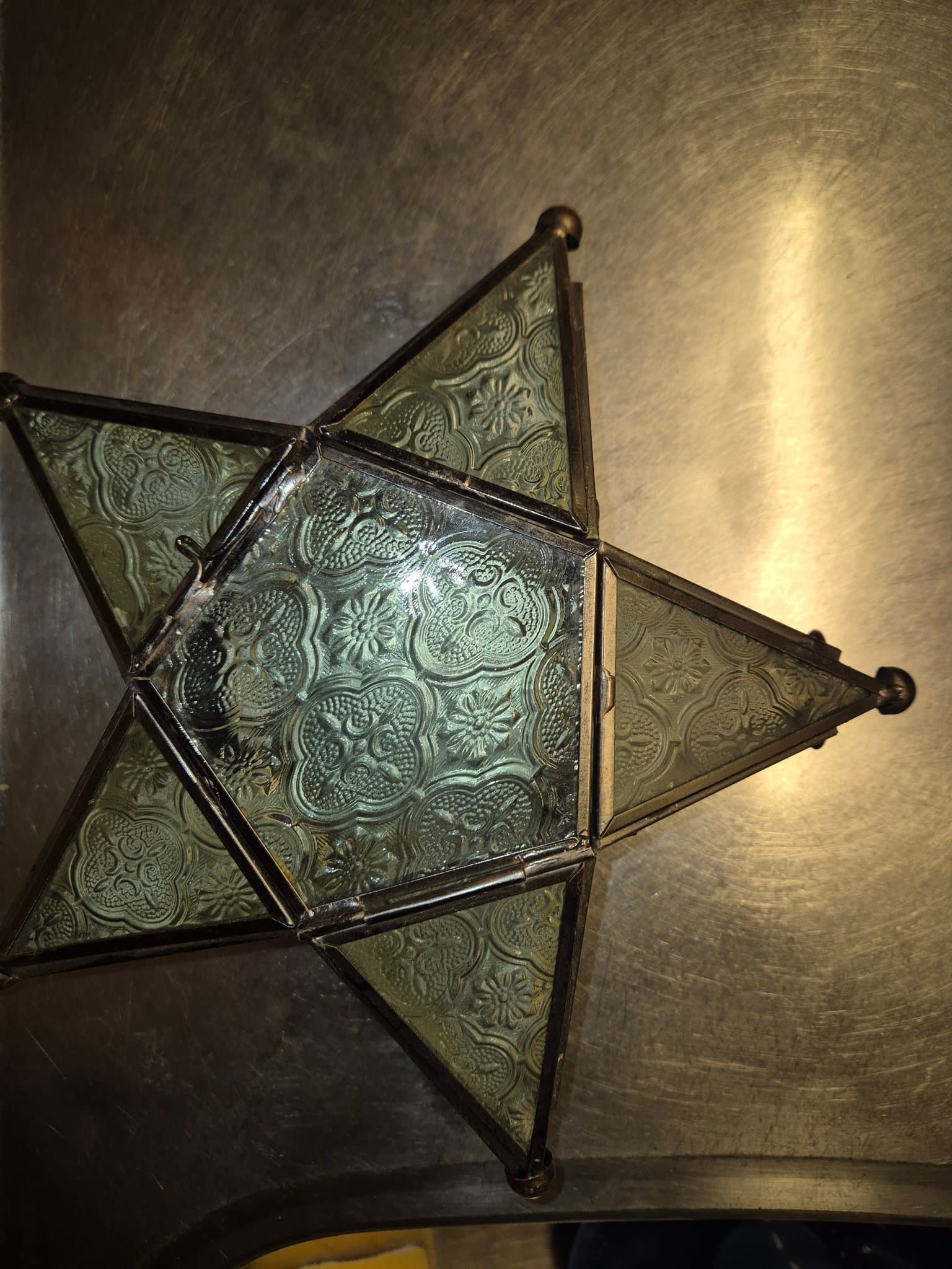 Stjärnformad vägglykta / vägglampa i metall och mönstrat glas