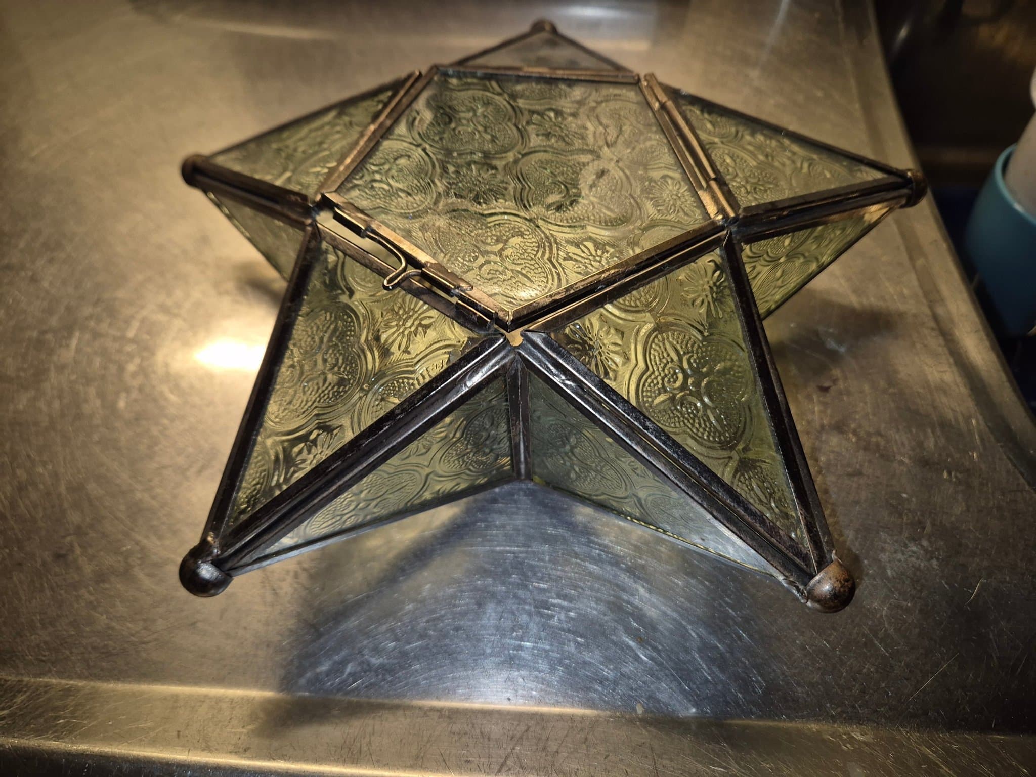 Stjärnformad vägglykta / vägglampa i metall och mönstrat glas