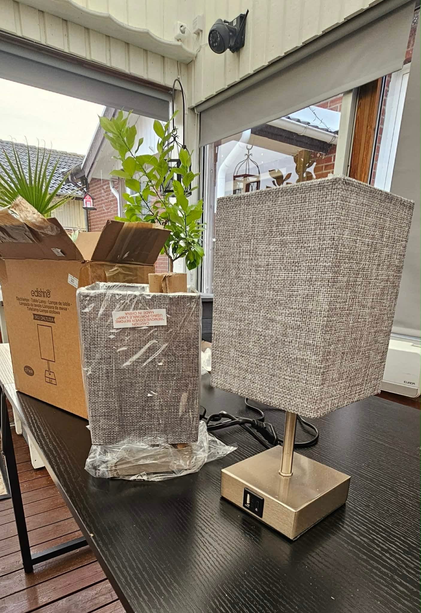 Bordslampa med USB-uttag 2 stycken