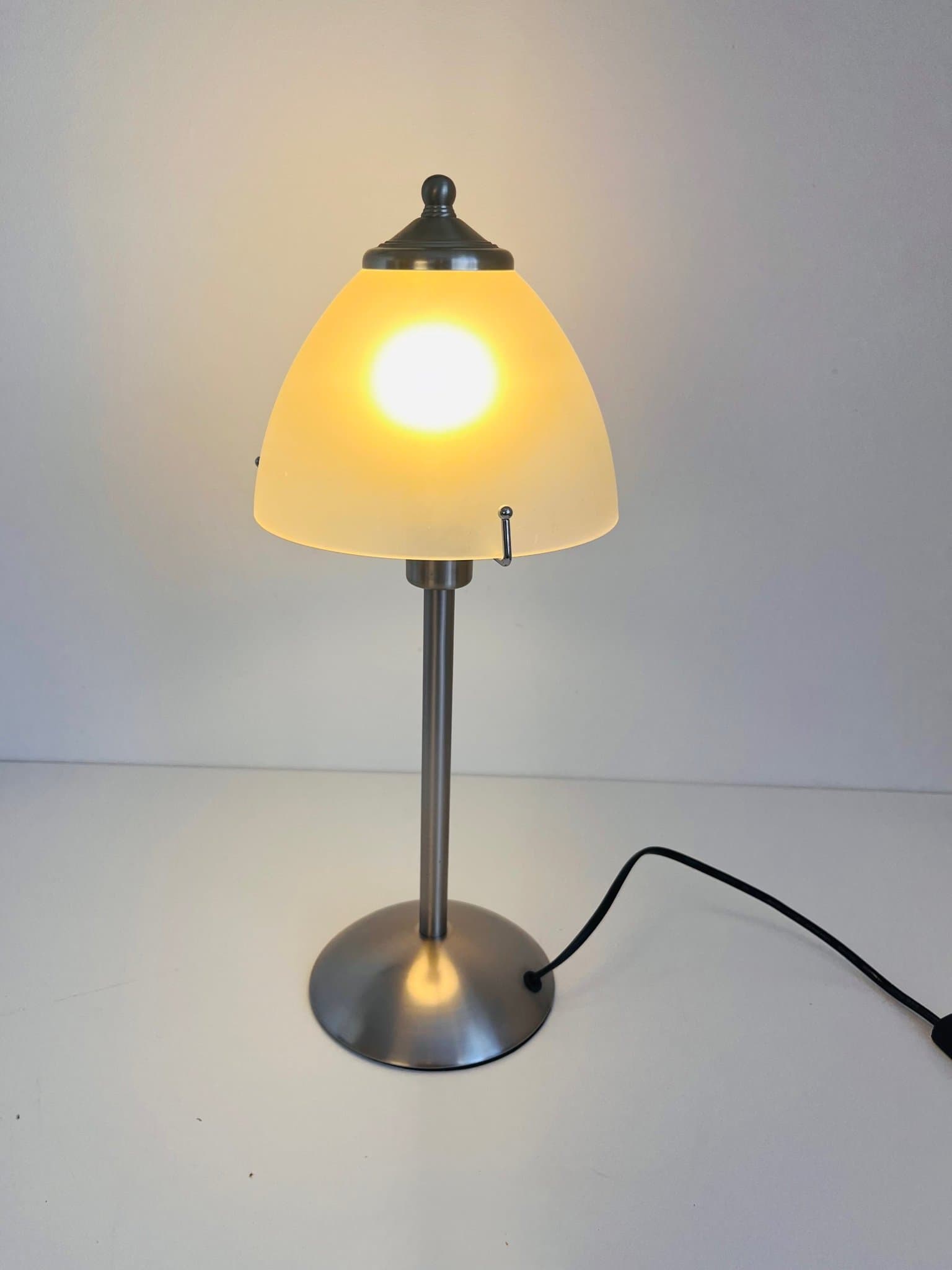 Bordslampa med frostat glas och metallfot från Tyskland