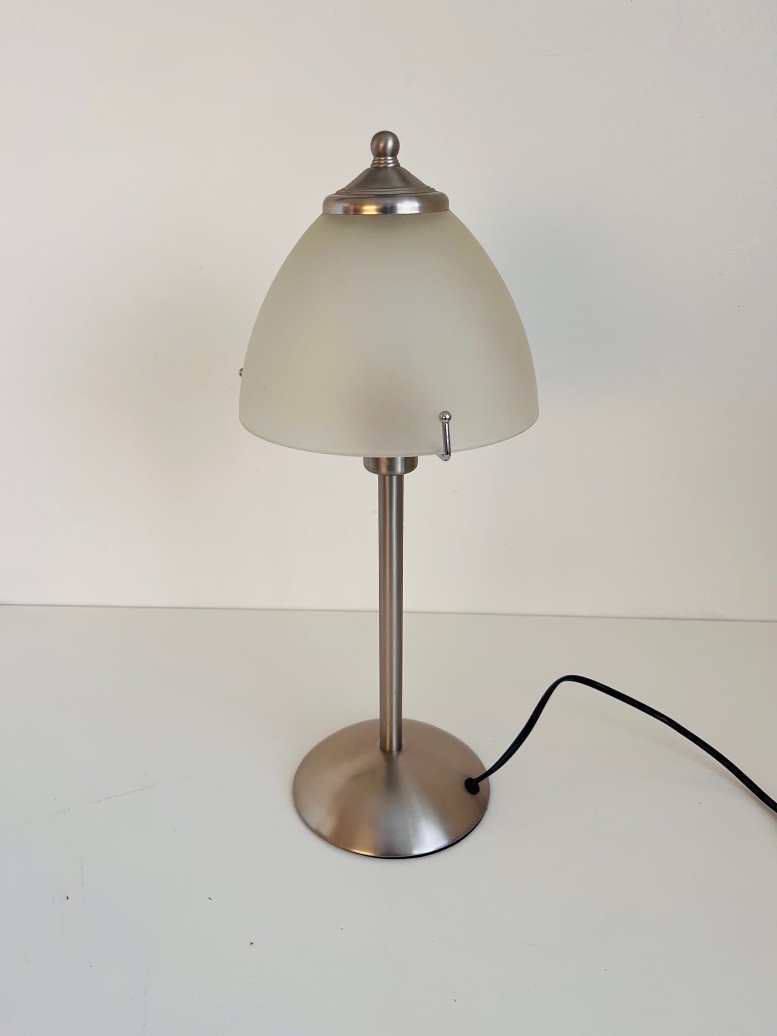 Bordslampa med frostat glas och metallfot från Tyskland