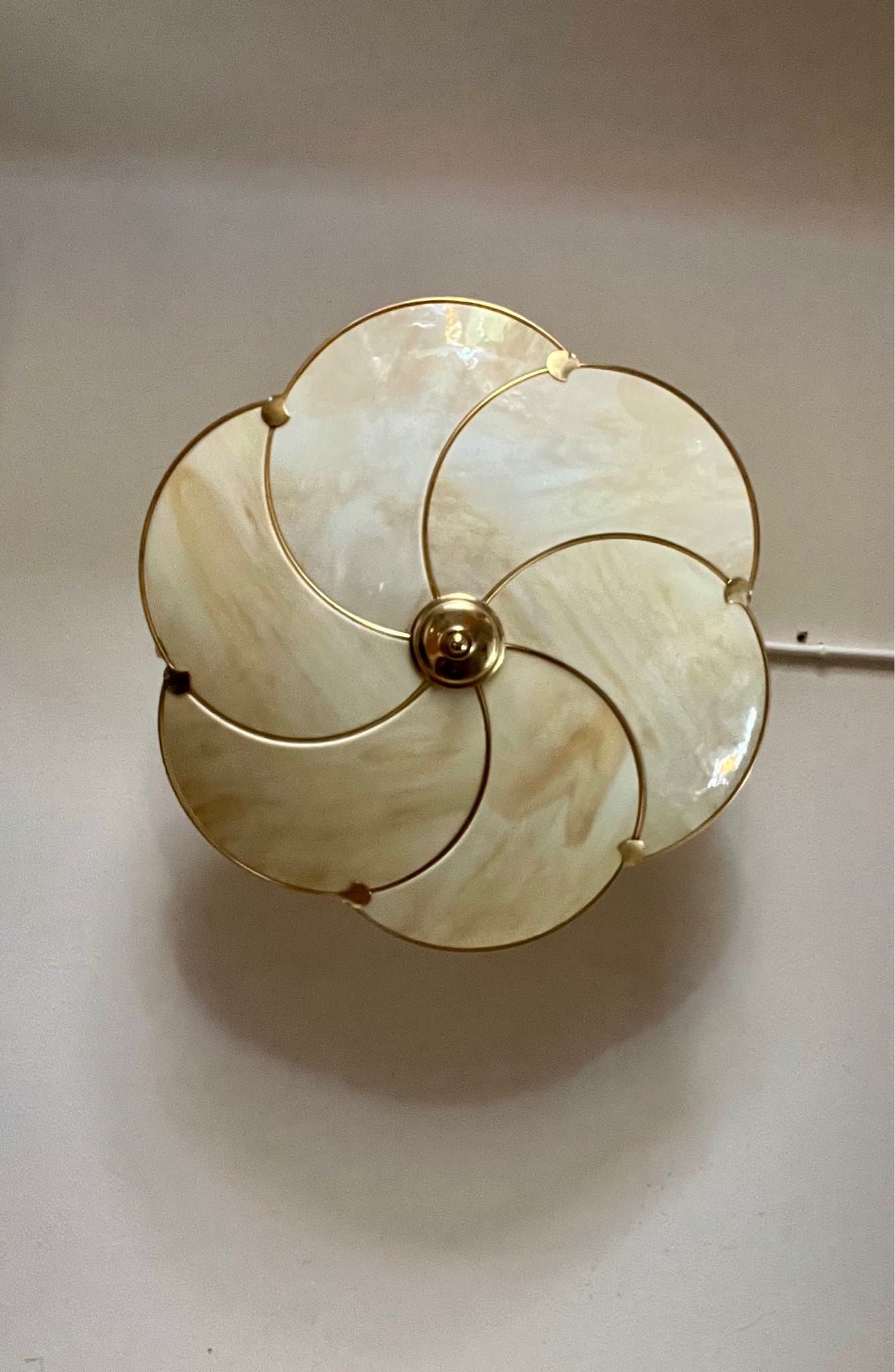 Mässingsplafond i jugendstil / sekelskifteskänsla