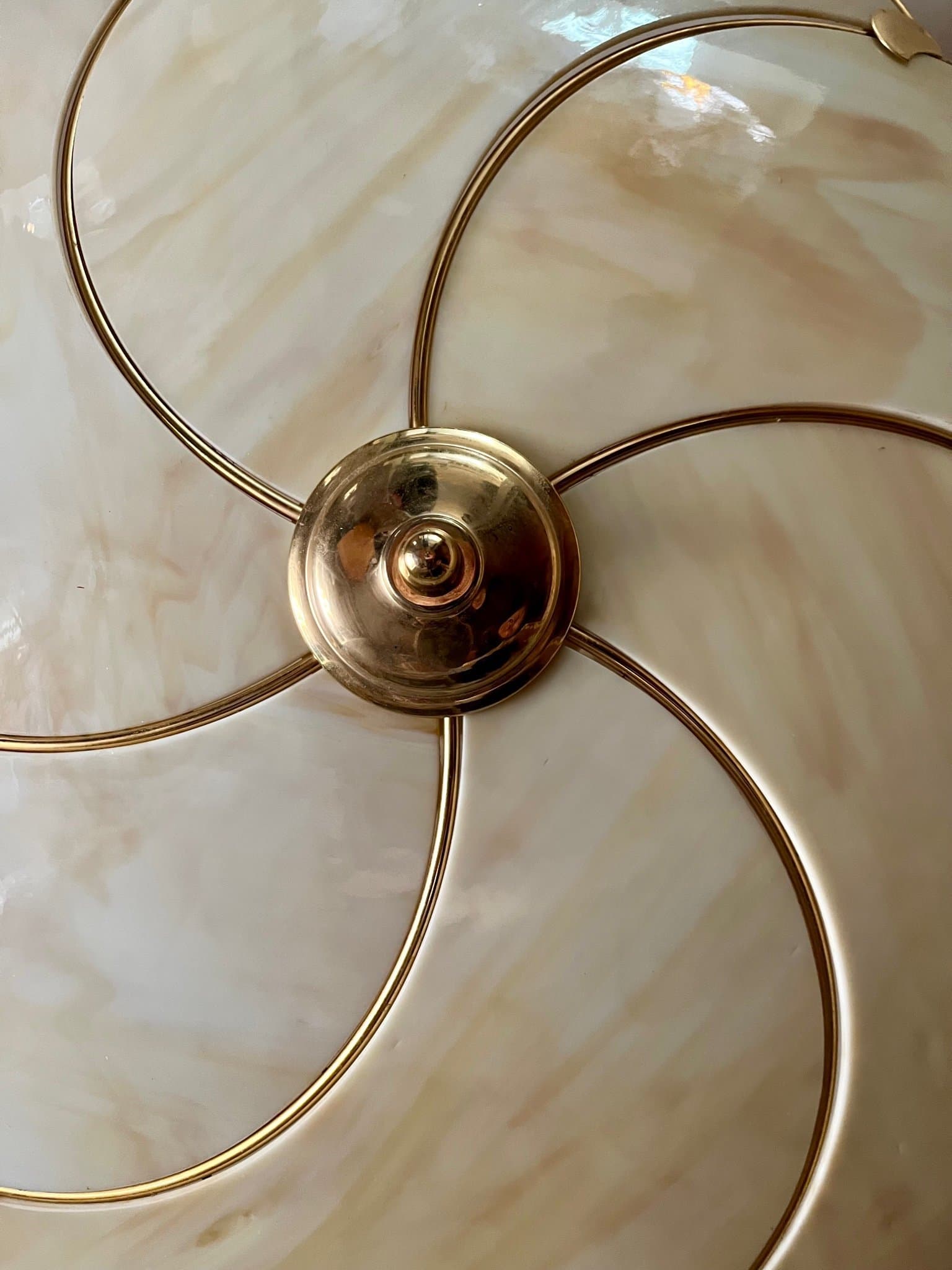 Mässingsplafond i jugendstil / sekelskifteskänsla