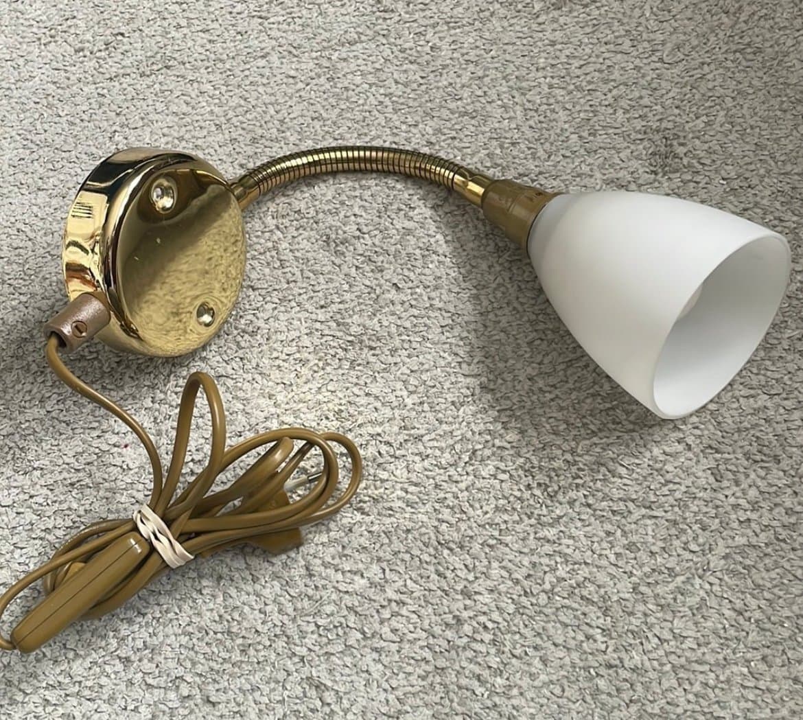 Vägglampa i mässing med svanhals och vit glaskupa