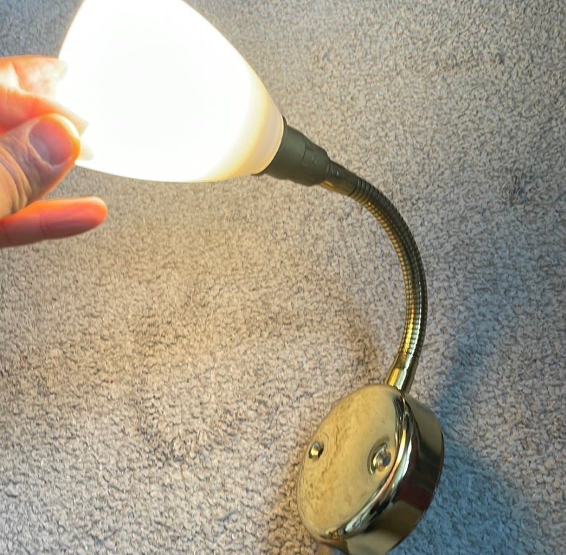 Vägglampa i mässing med svanhals och vit glaskupa