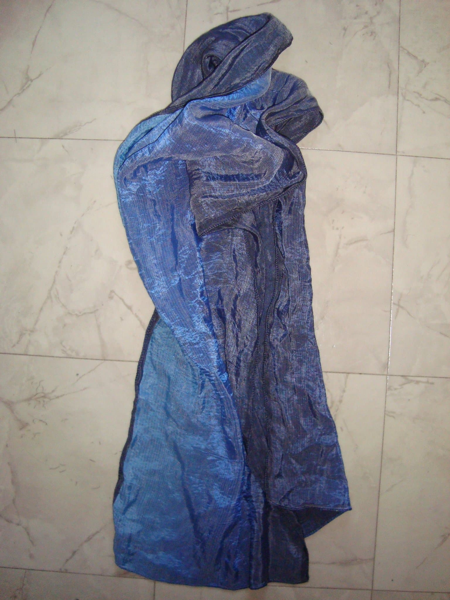 Scarf 100% Silke Skimrande blå nyanser. 150x35 cm. Ny!