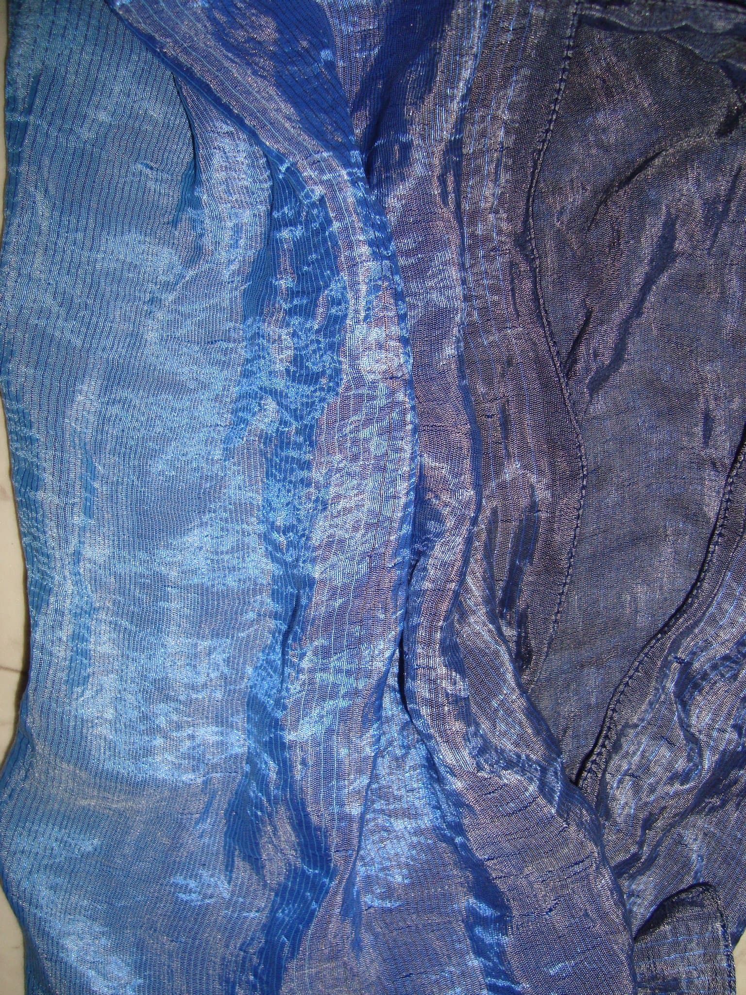 Scarf 100% Silke Skimrande blå nyanser. 150x35 cm. Ny!