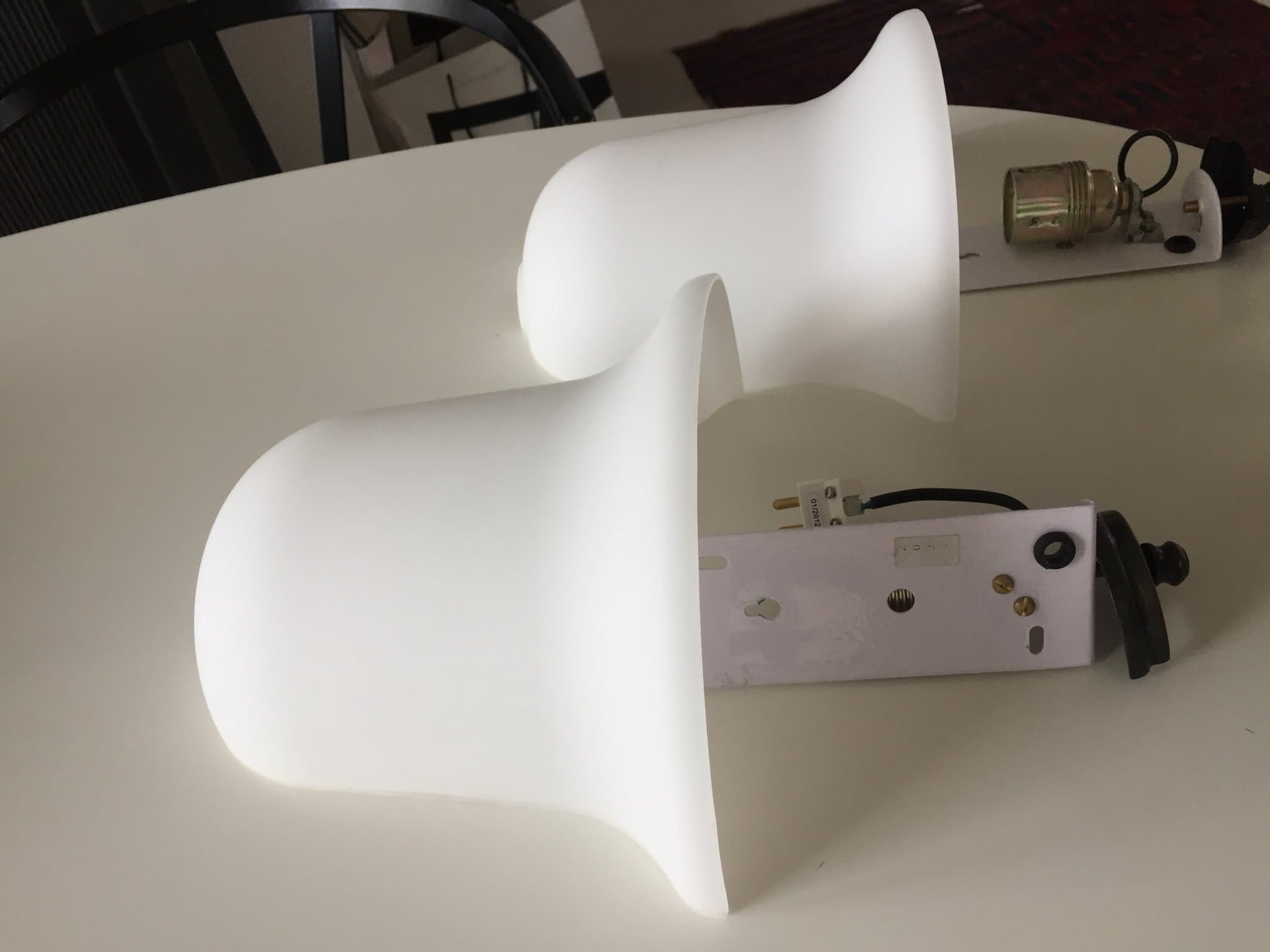 Italienska vägglampor i vit metall och glas