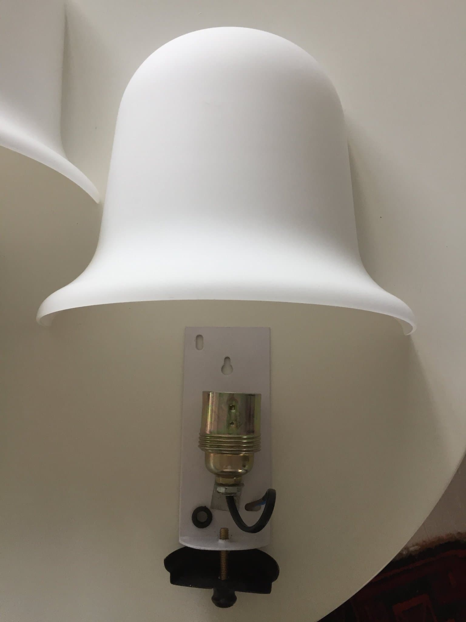 Italienska vägglampor i vit metall och glas