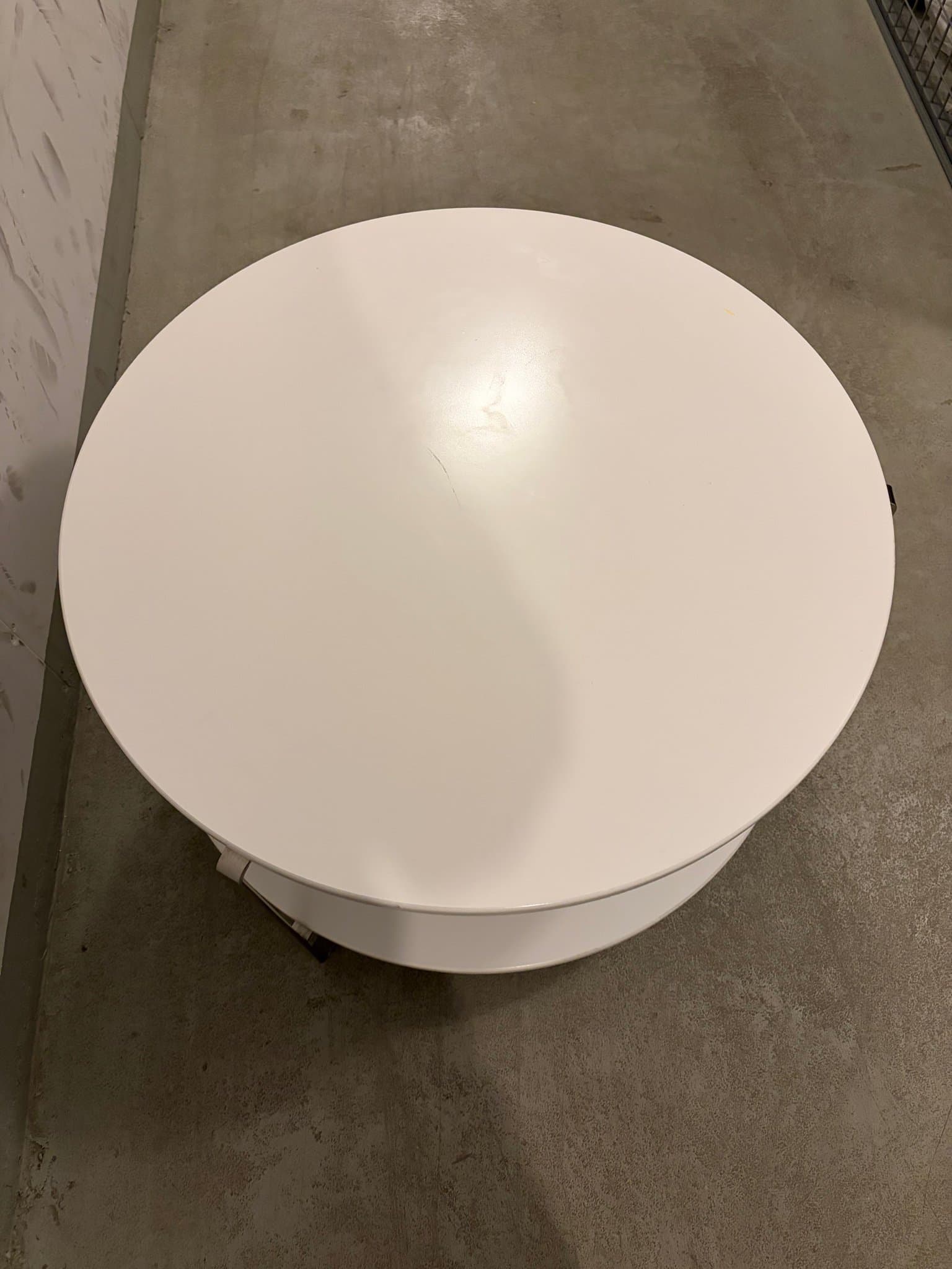 Bord med två hyllor
