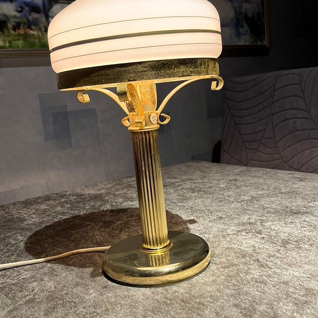 Bordslampa i mässing med opalglas, Sjömarkens Armatur AB, 1960-1970-tal