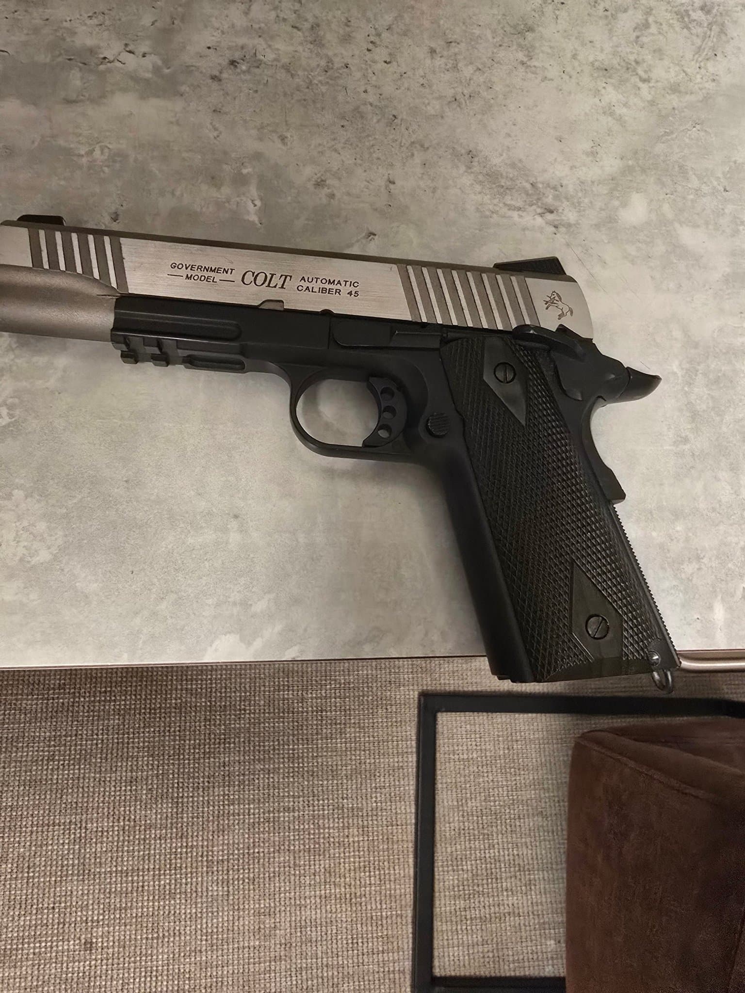 Colt 45 replica airsoft. (Colt rail gun).