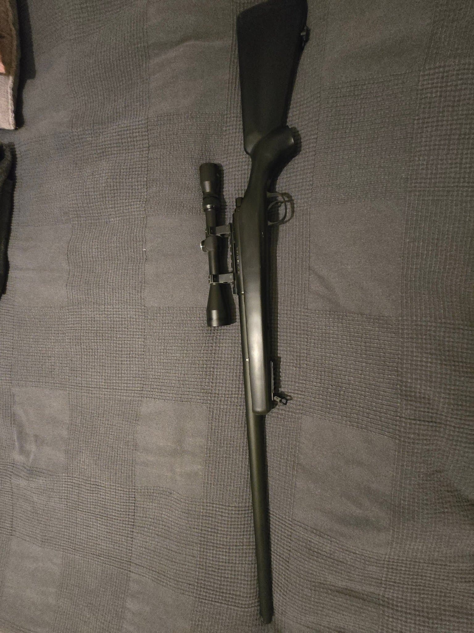 Gevär med kikarsikte (airsoft).