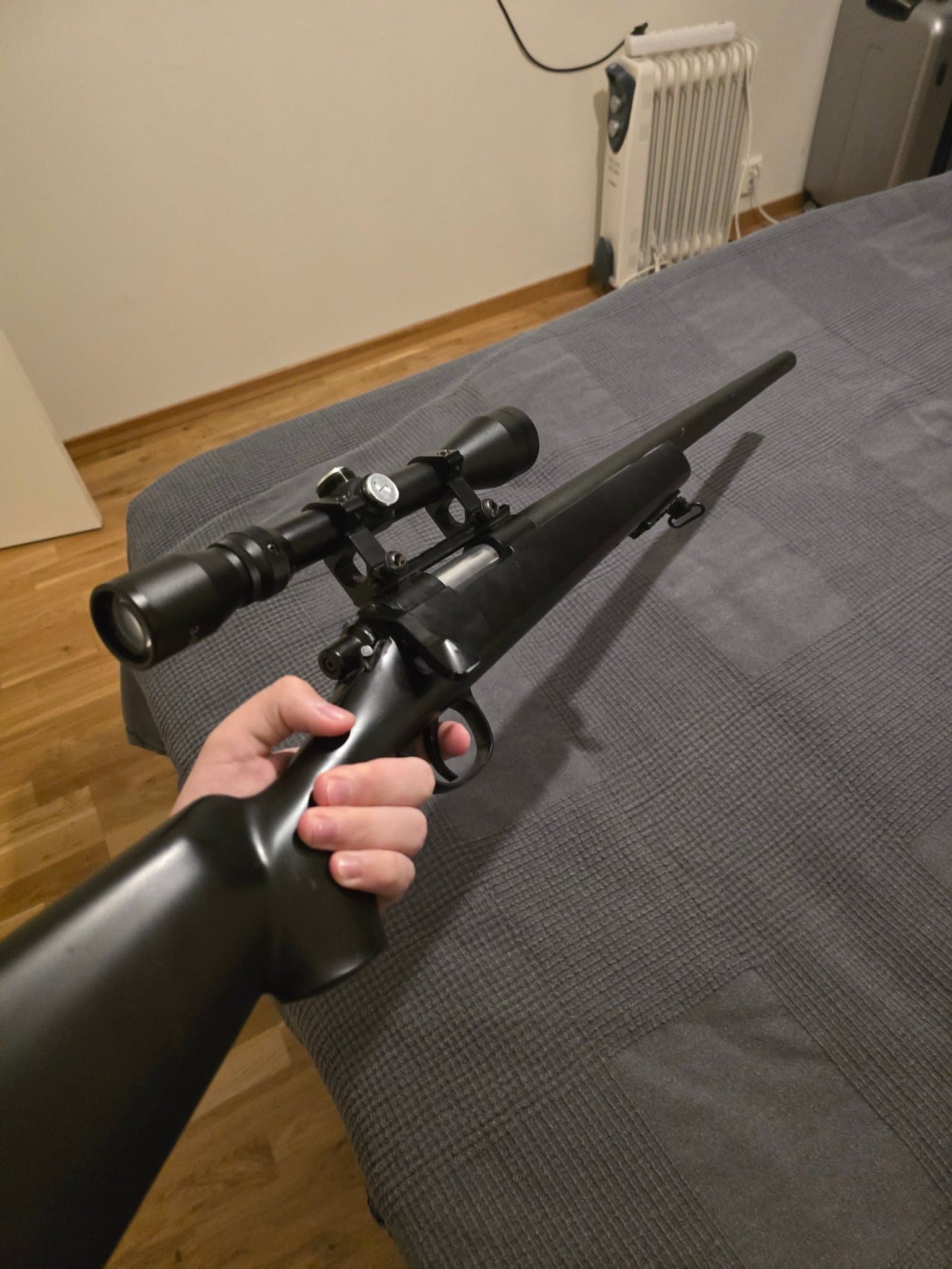 Gevär med kikarsikte (airsoft).