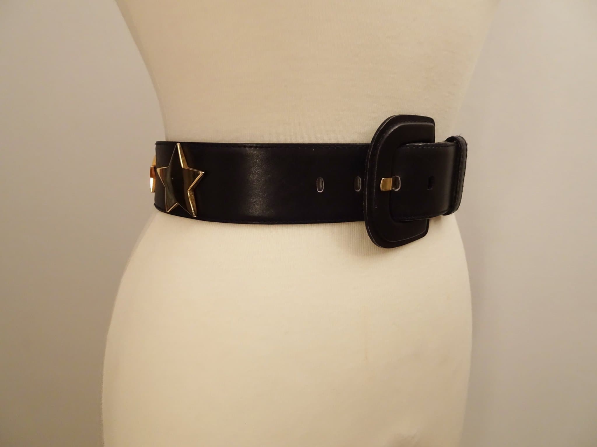 Vintage Escada svart bälte med guldstjärnor runt om, storlek 62-69cm