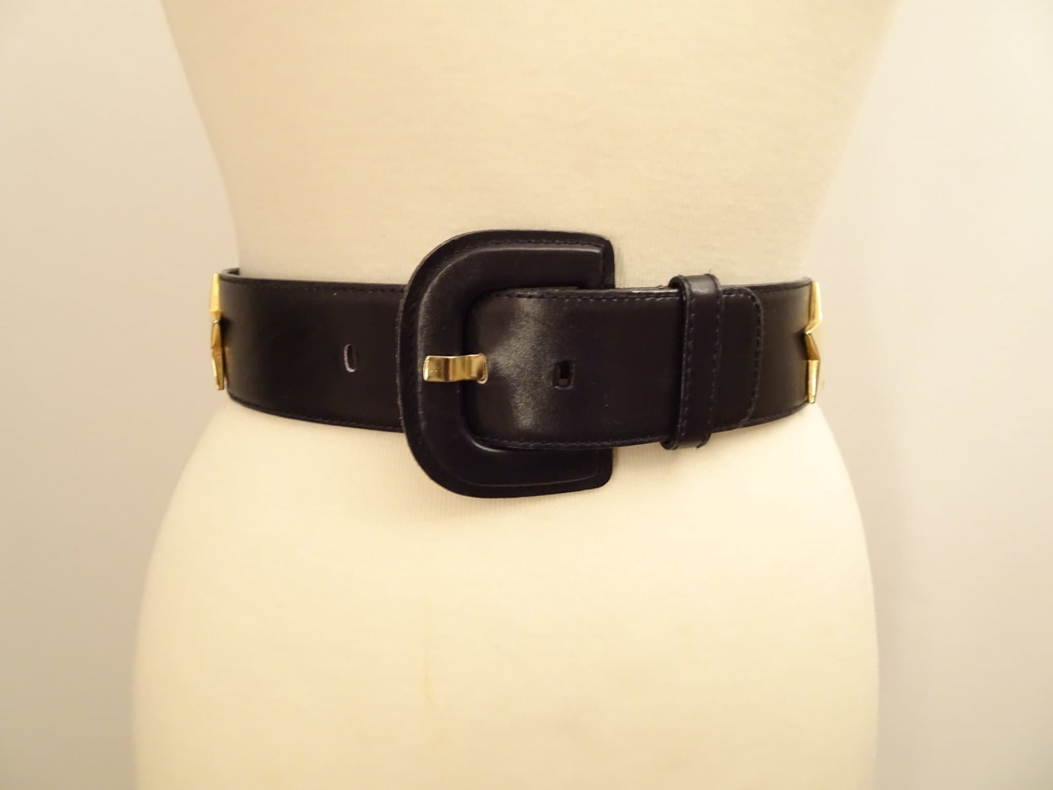 Vintage Escada svart bälte med guldstjärnor runt om, storlek 62-69cm