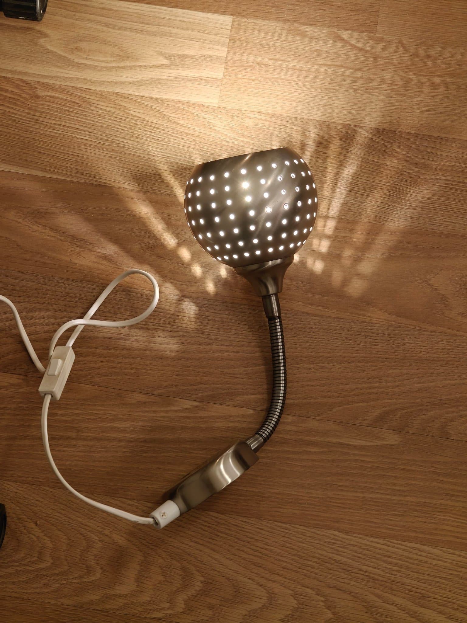 Vägglampa med flexibel arm och perforerad skärm