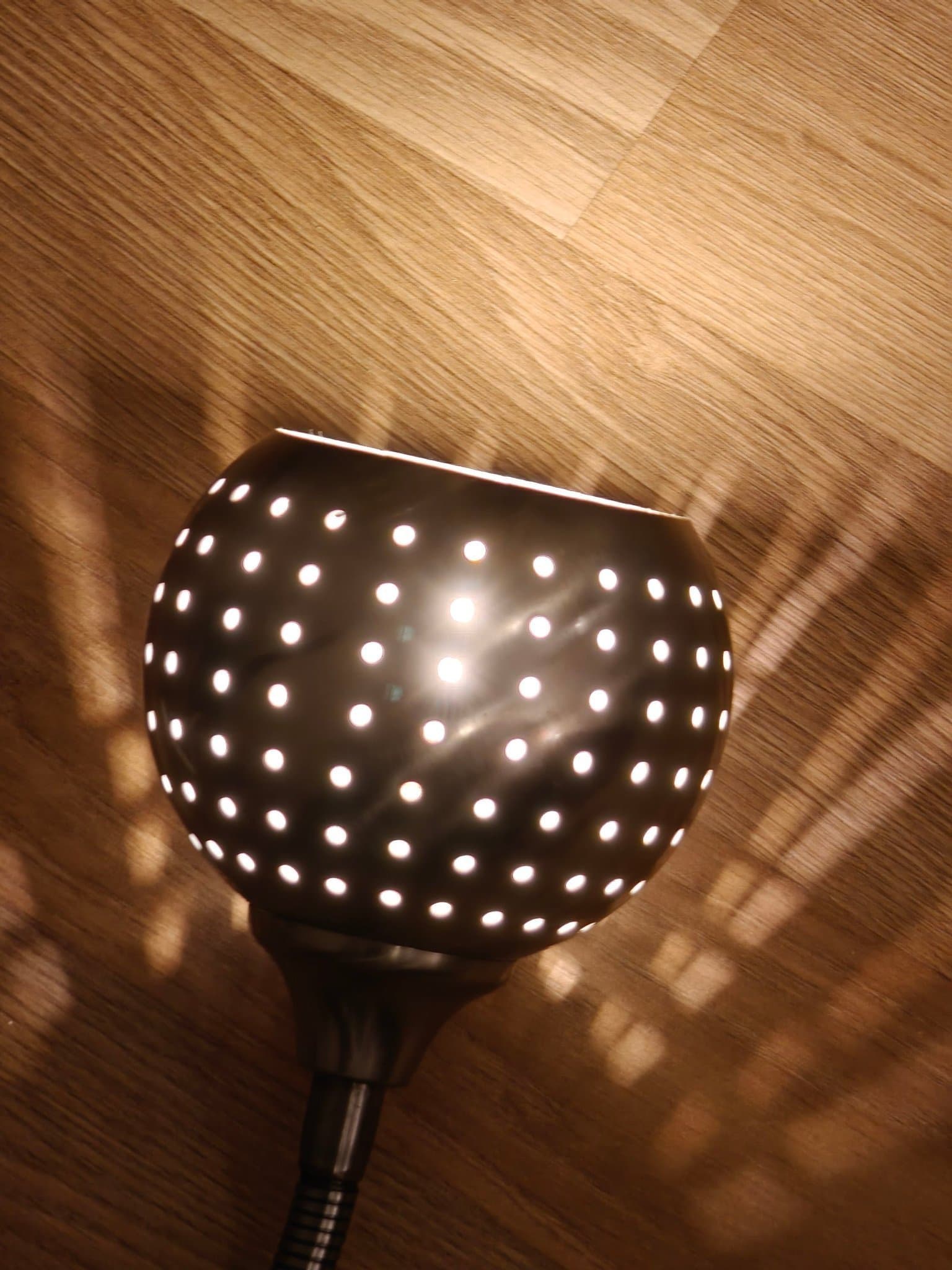 Vägglampa med flexibel arm och perforerad skärm