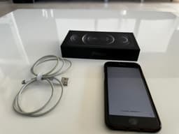 iPhone 7 svart med scal, ladd sladd,