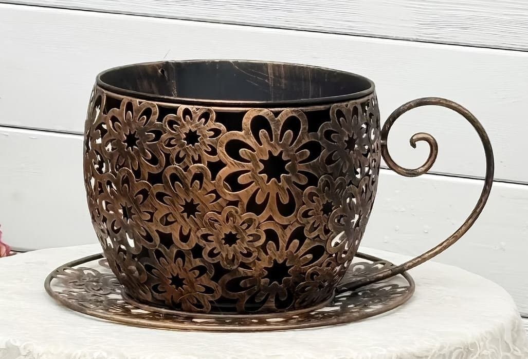 Blomkruka i form av en kaffekopp - metall.