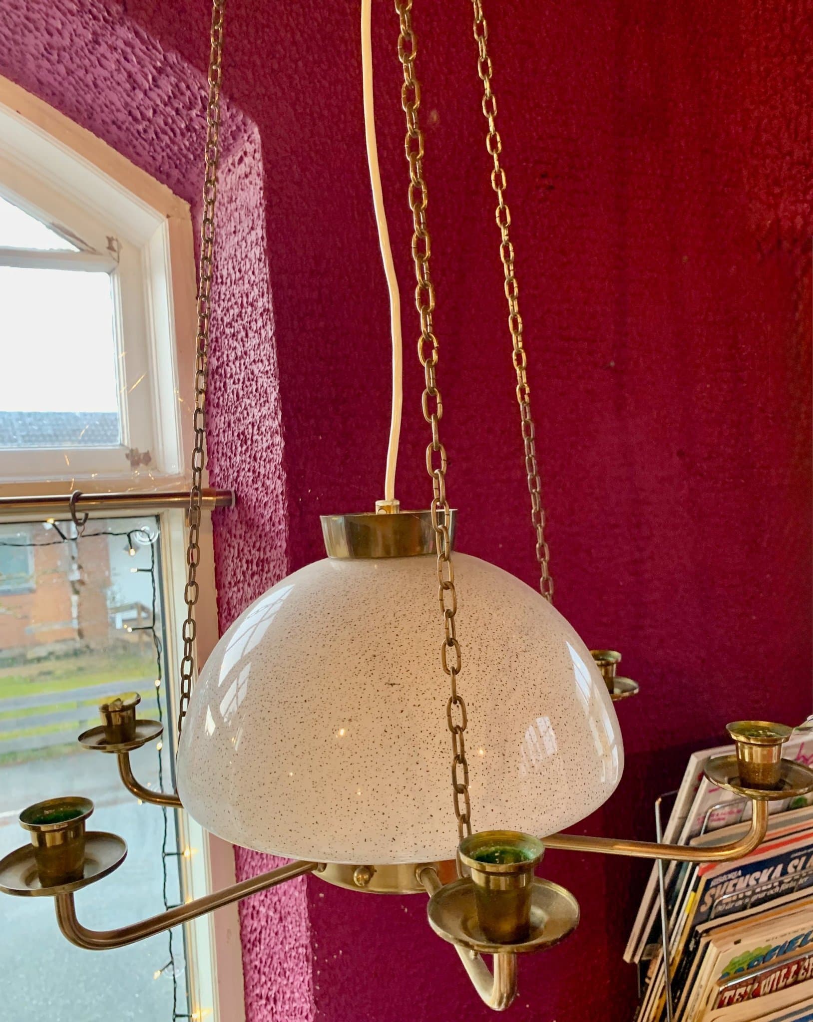 Retro taklampa i mässing med sex ljushållare och en vit lampkupa i glas.