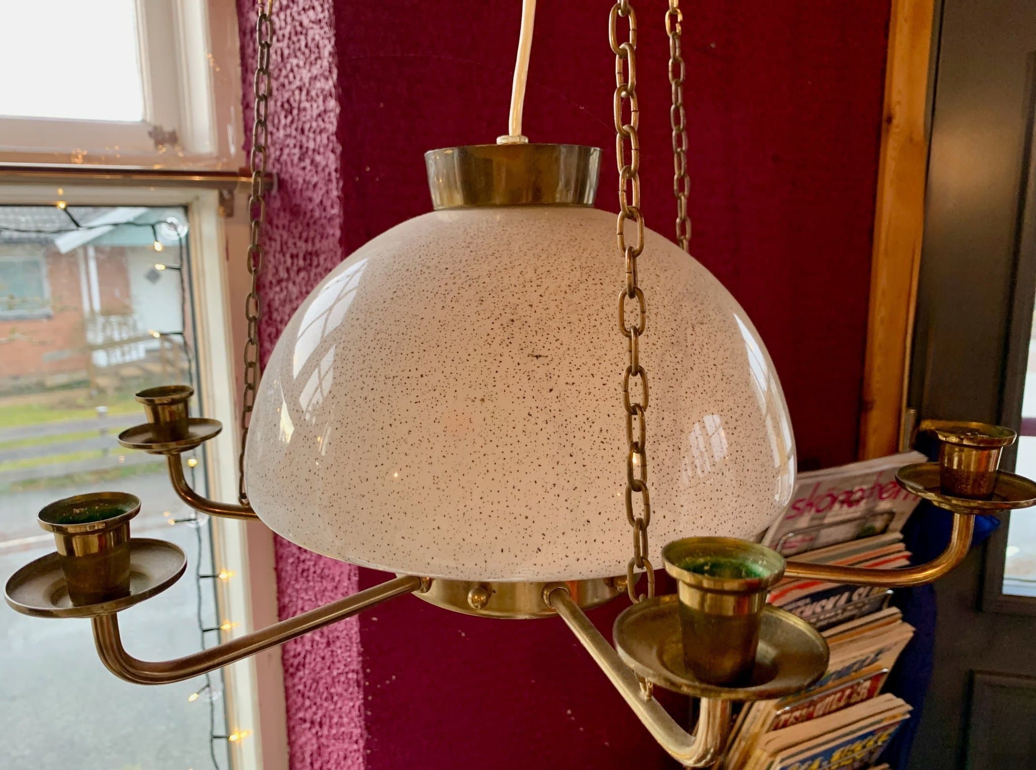 Retro taklampa i mässing med sex ljushållare och en vit lampkupa i glas.