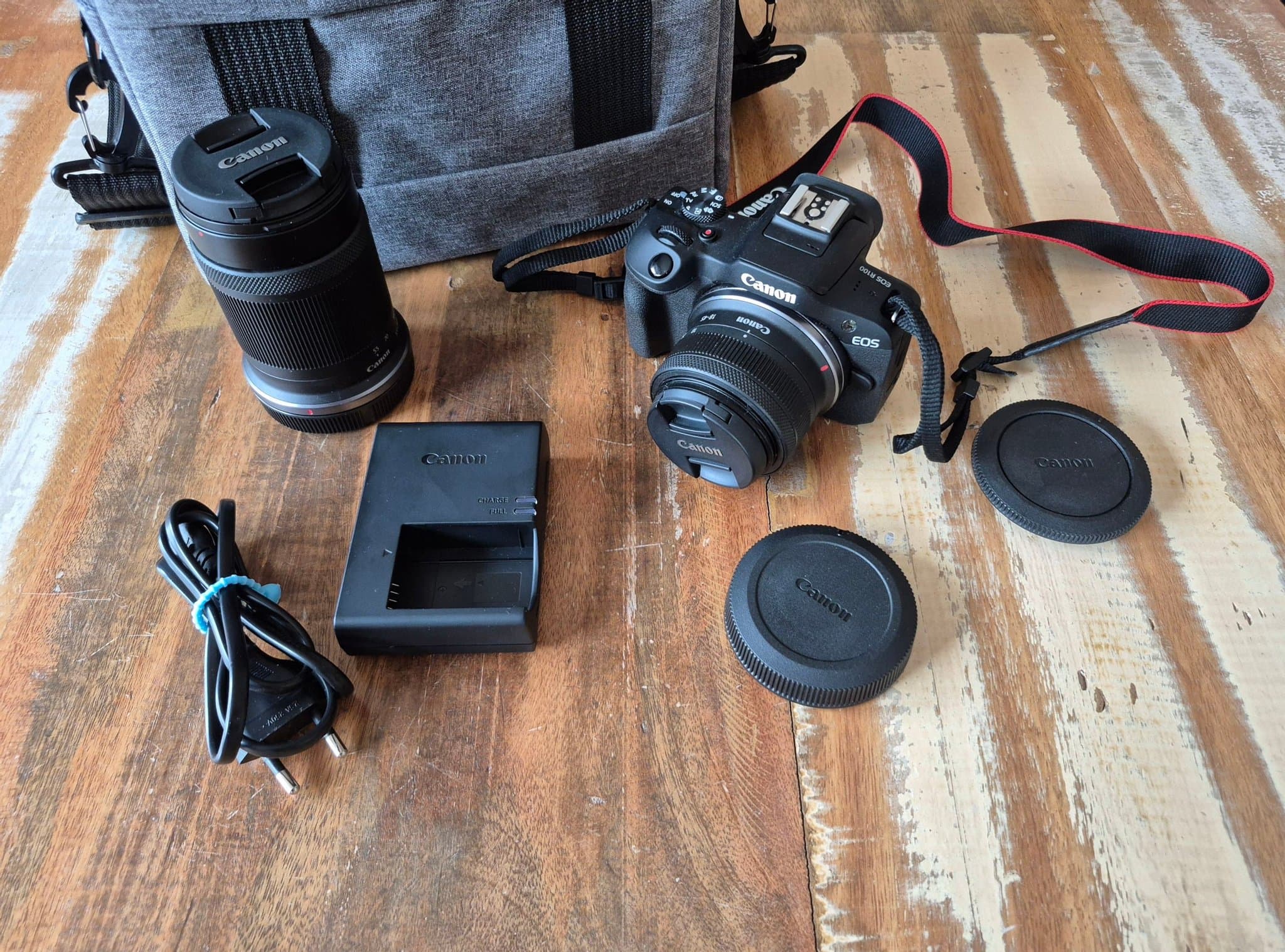 Canon EOS R100 – Komplett paket med dubbla objektiv, väska & kvitton