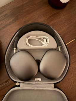 Apple AirPods Max - Rymdgrå, Orginal fodral + Nytt Fodral+ aux/lightning kabel