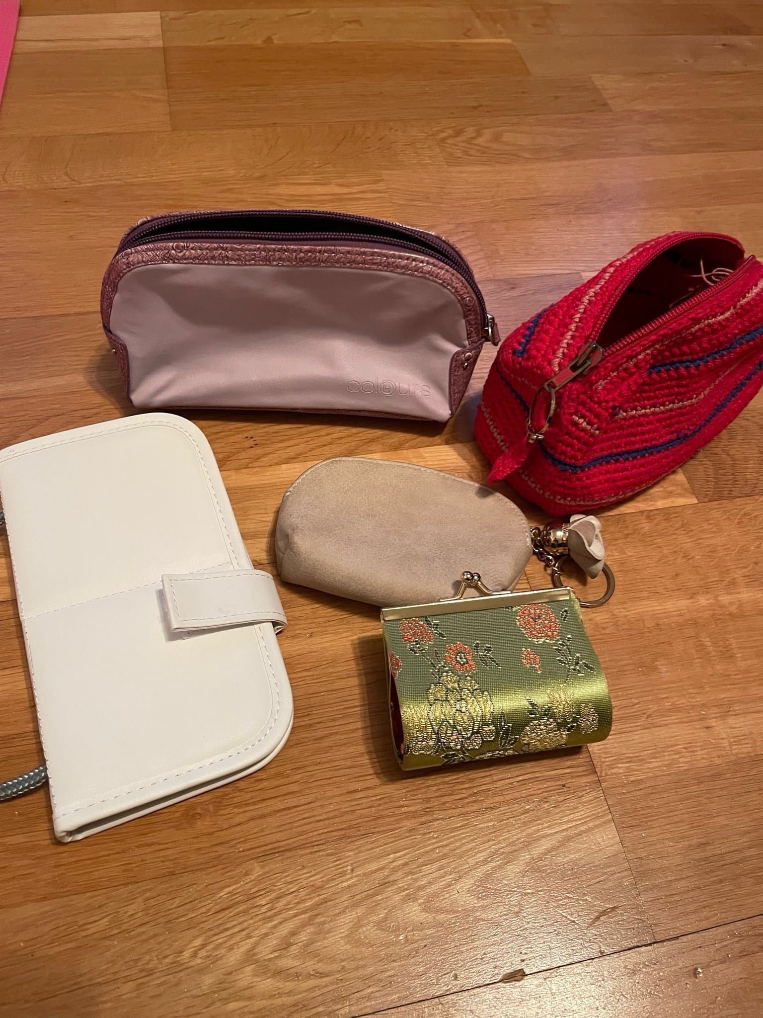 5 små sminkväskor.