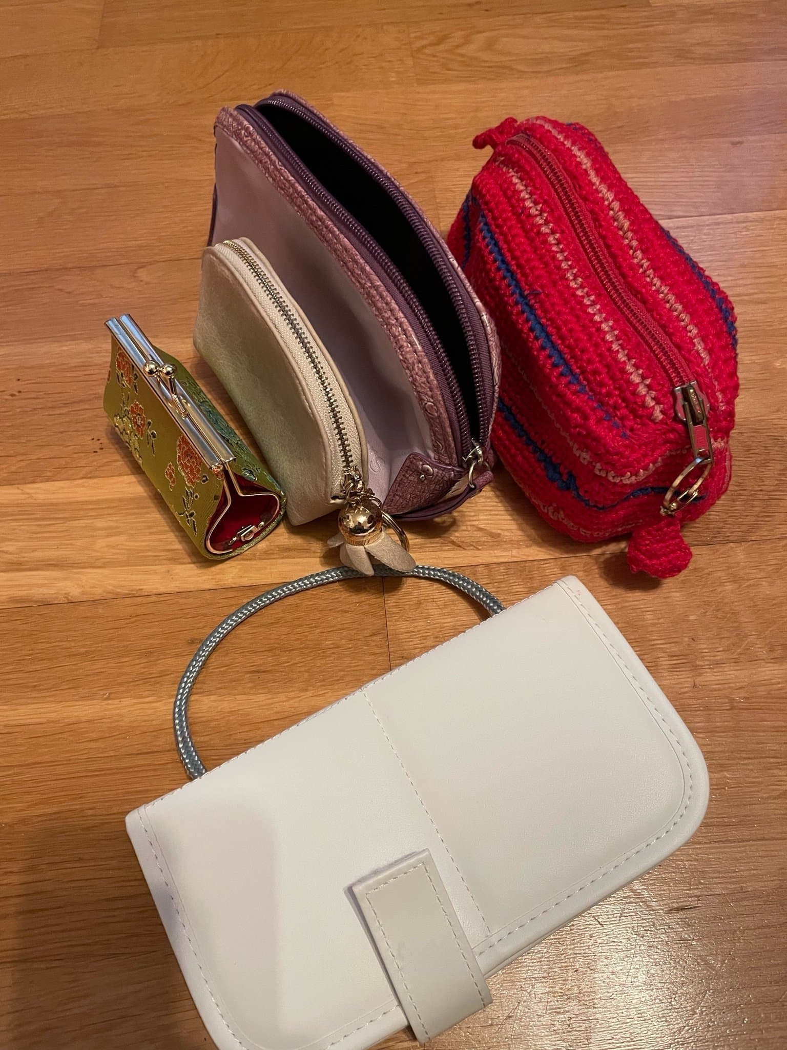 5 små sminkväskor.