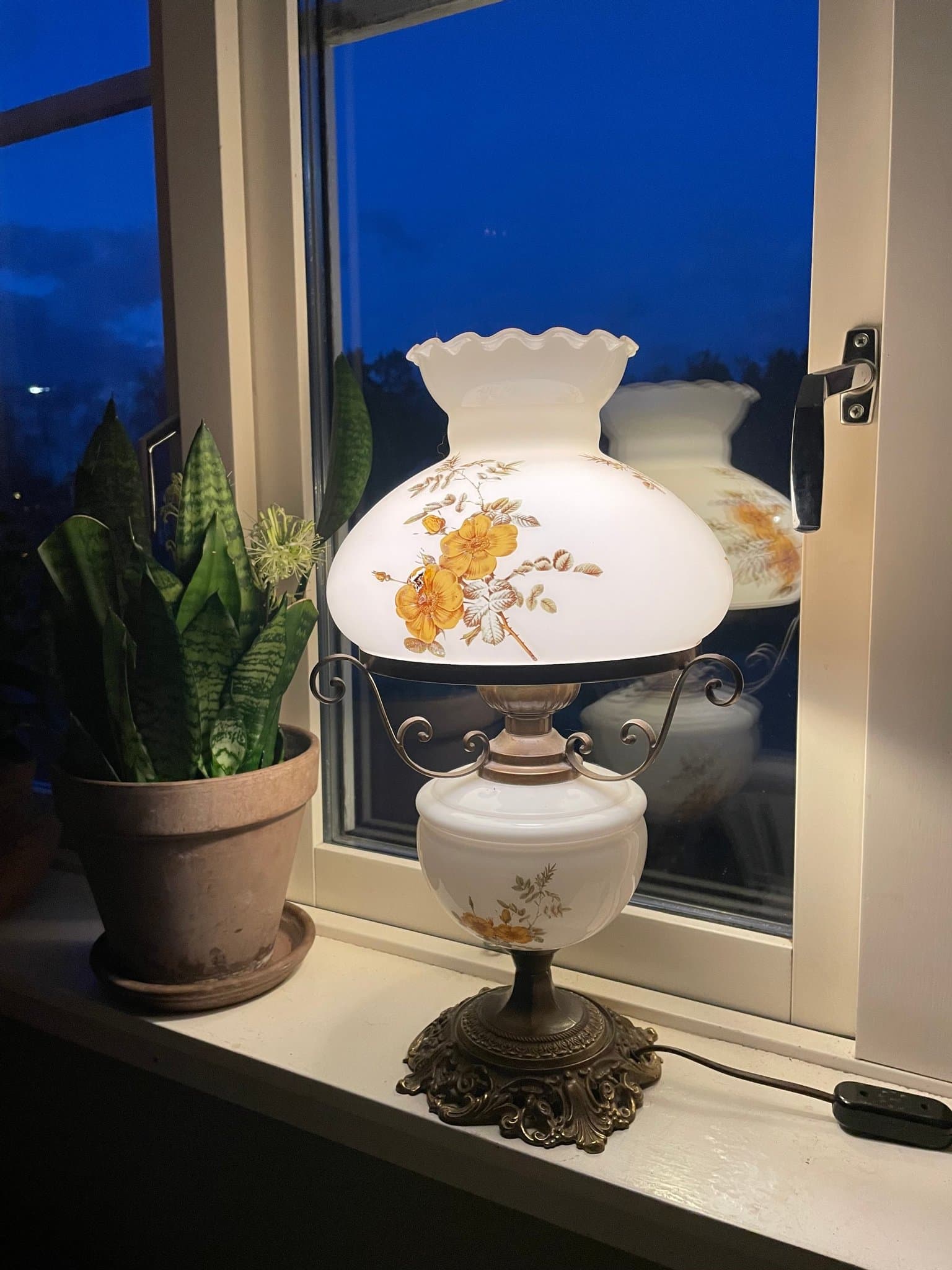 Bordslampa med blommönster