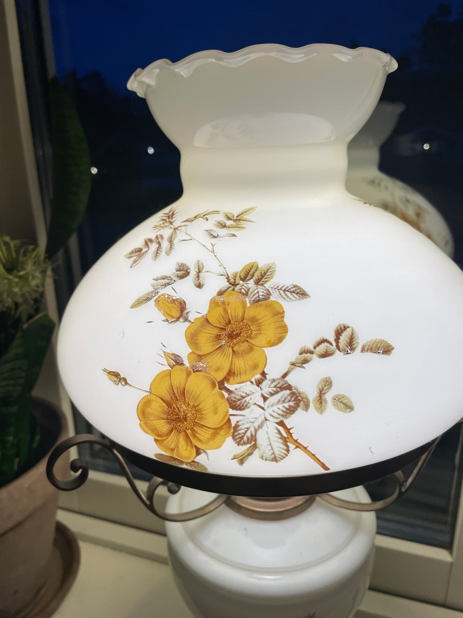 Bordslampa med blommönster