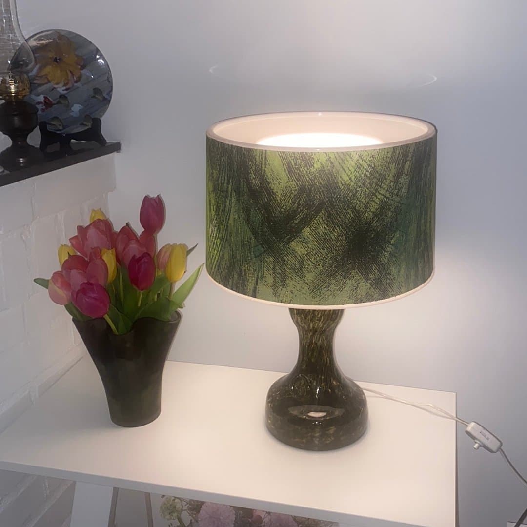 Bordslampa med grön skärm