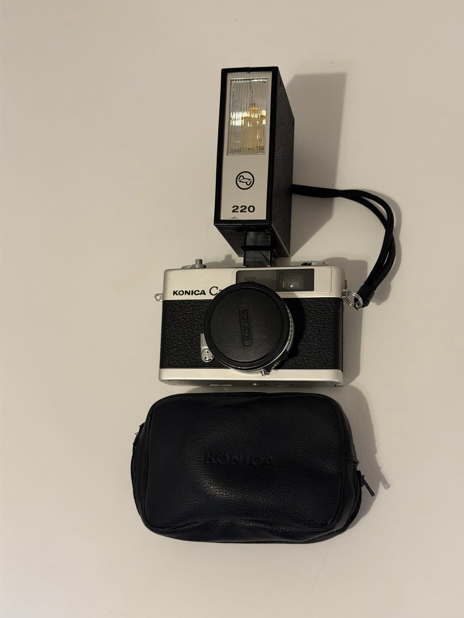 Konica C35 – klassisk 35 mm analog kamera med blixt och väska
