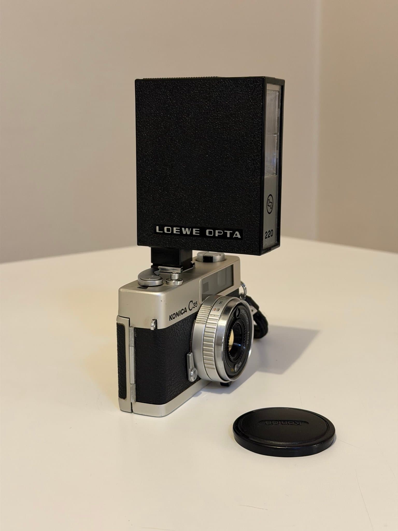 Konica C35 – klassisk 35 mm analog kamera med blixt och väska