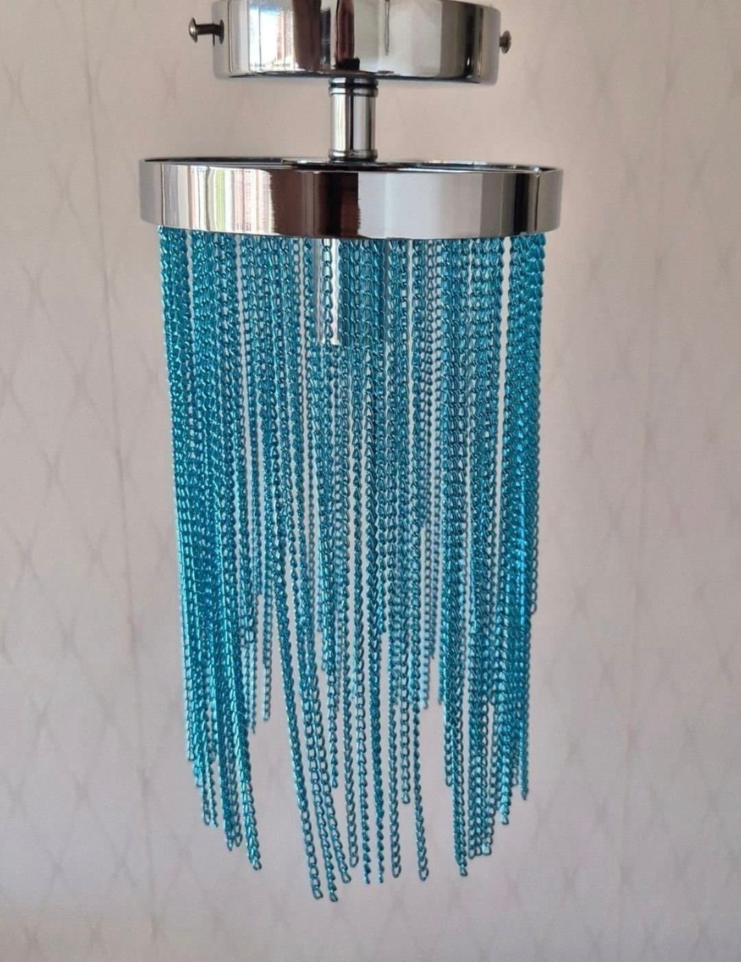 Blå LED-lampa och dekorativa kedjor