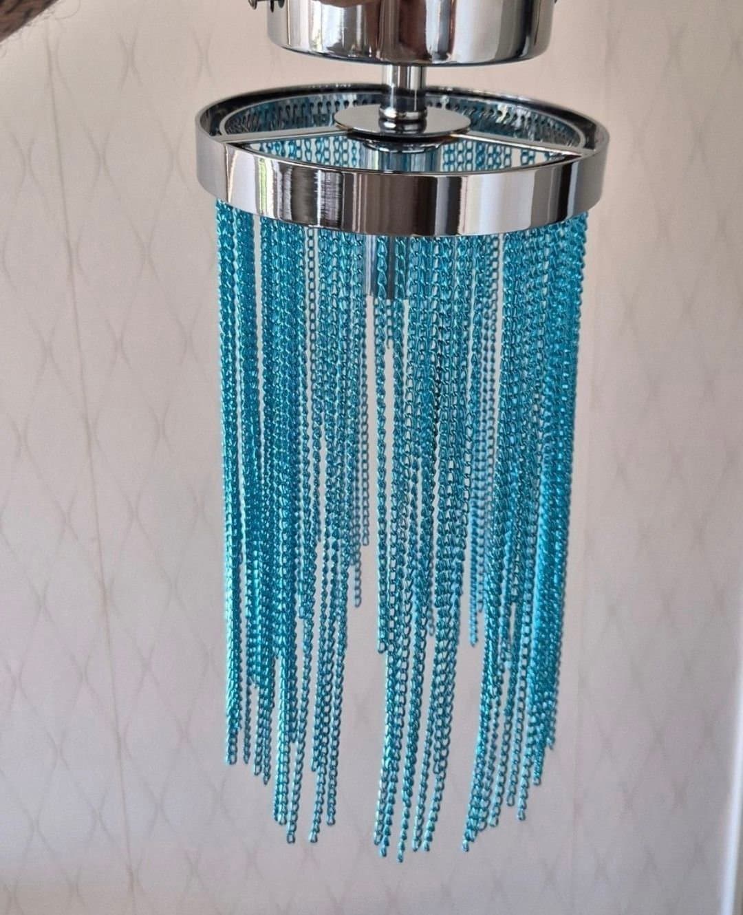 Blå LED-lampa och dekorativa kedjor