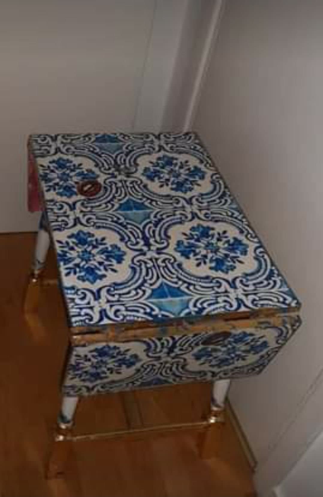 Mindre bord med Christian Lacroix Tapet Patio Cobalt