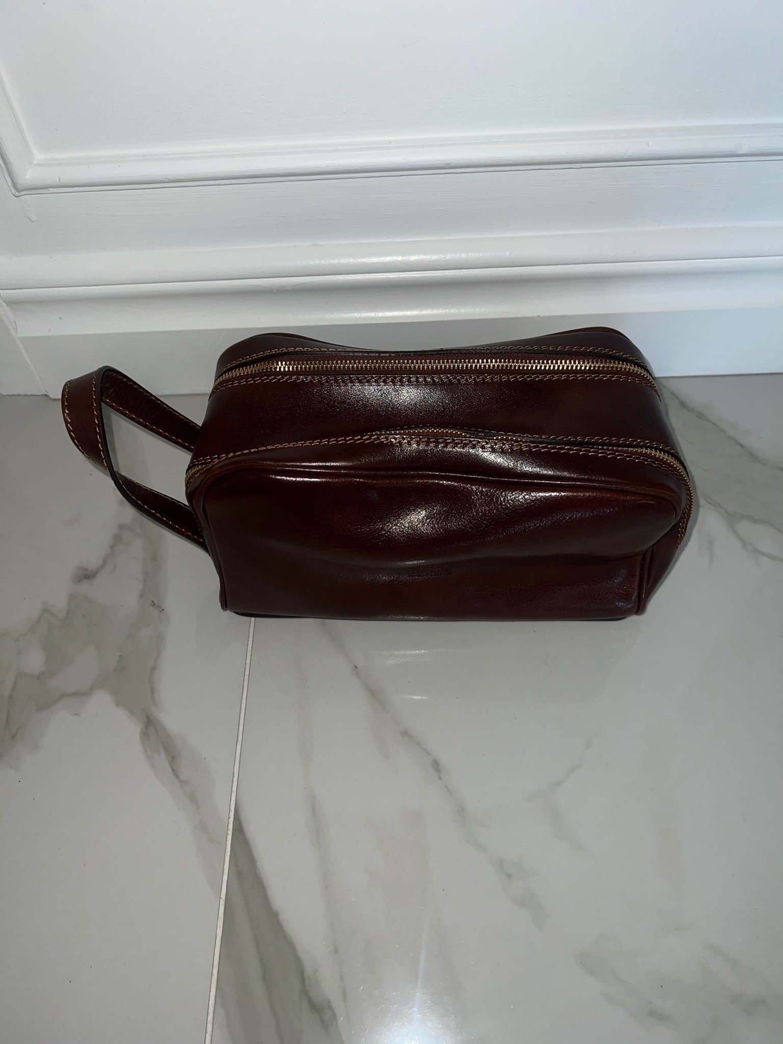 Mörkbrun necessär i läder *Aldrig använd!*